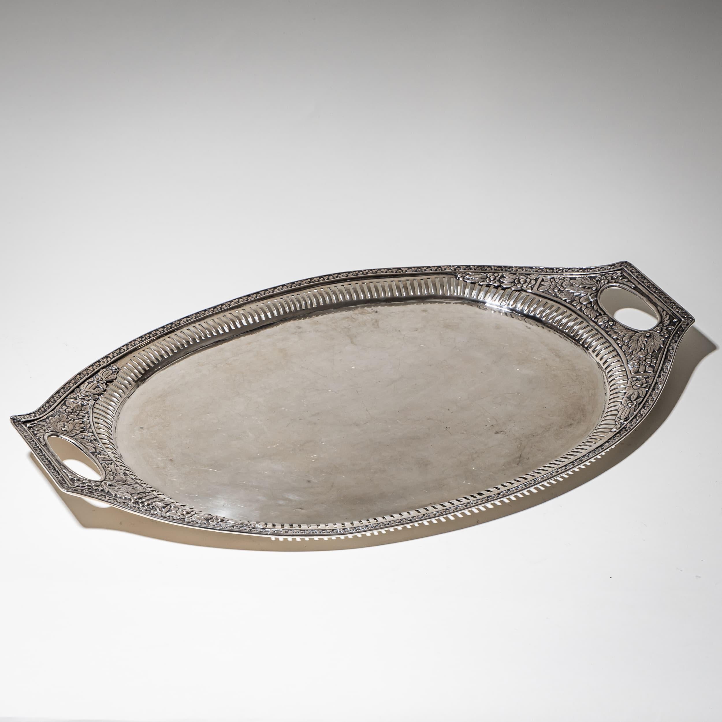 Großes ovales Silbertablett im neoklassischen Stil mit zwei seitlichen Griffen. Das elegante und zurückhaltende Design spiegelt die Ästhetik des frühen 19. Jahrhunderts wider und wurde um 1811-1820 in Weißenfels hergestellt, wahrscheinlich von