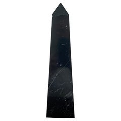 Obelisco neoclassico in marmo massiccio nero e grigio