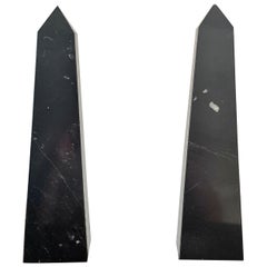 Obelischi neoclassici in marmo massiccio nero e grigio, coppia