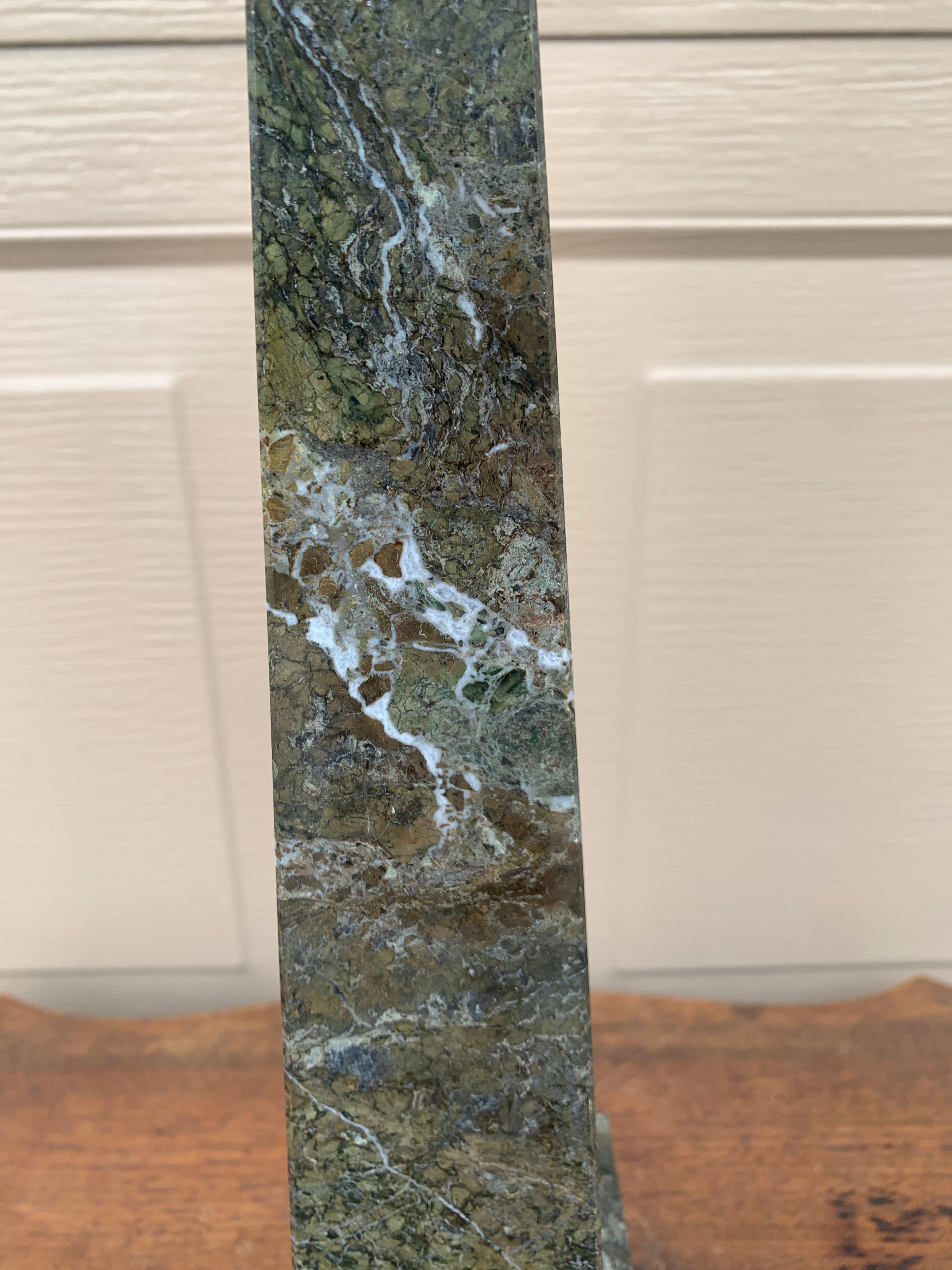 Marmo Obelisco neoclassico in marmo massiccio nero, marrone e grigio in vendita