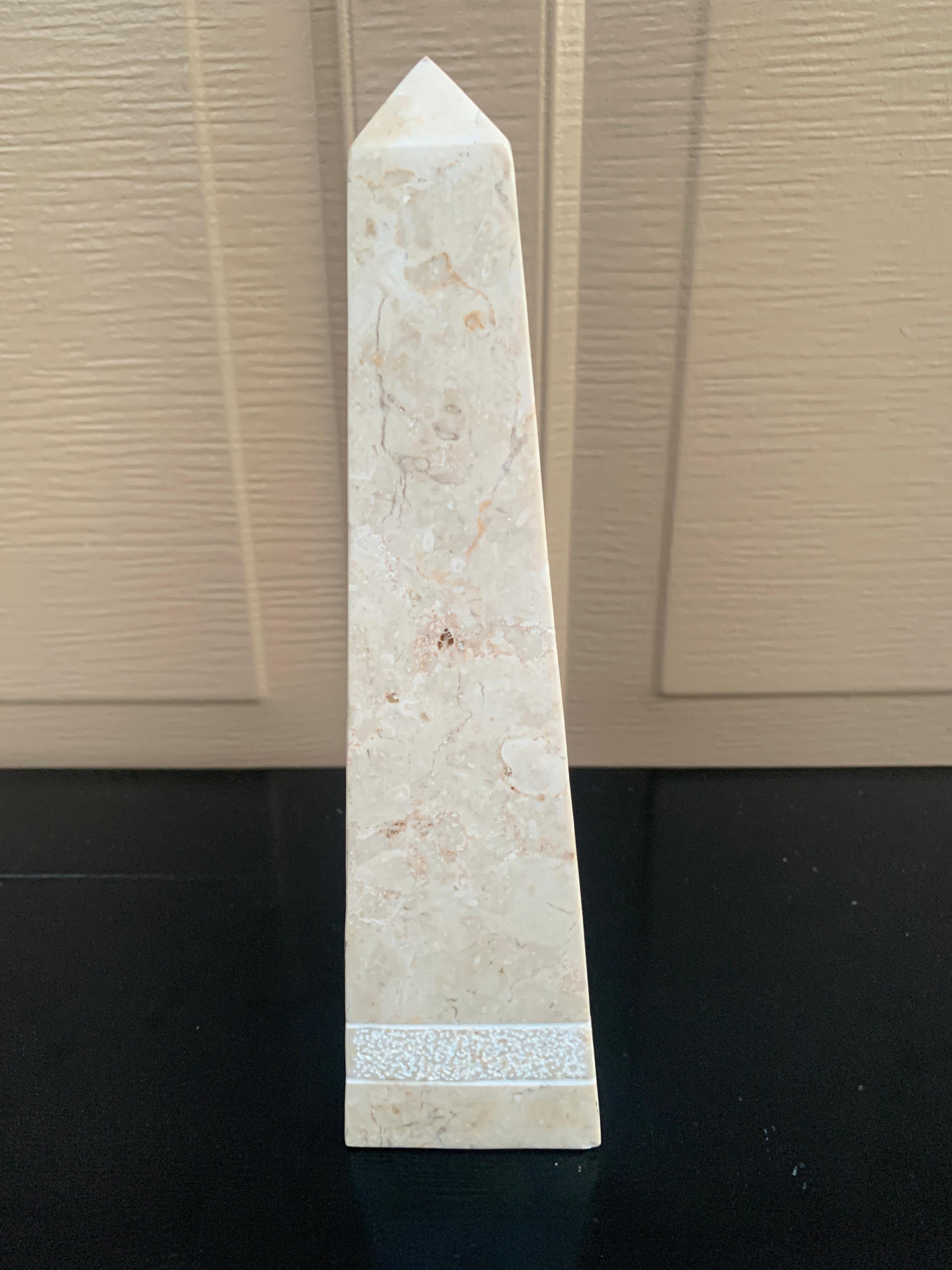 Obelisco neoclásico de mármol macizo crema y gris en venta 3