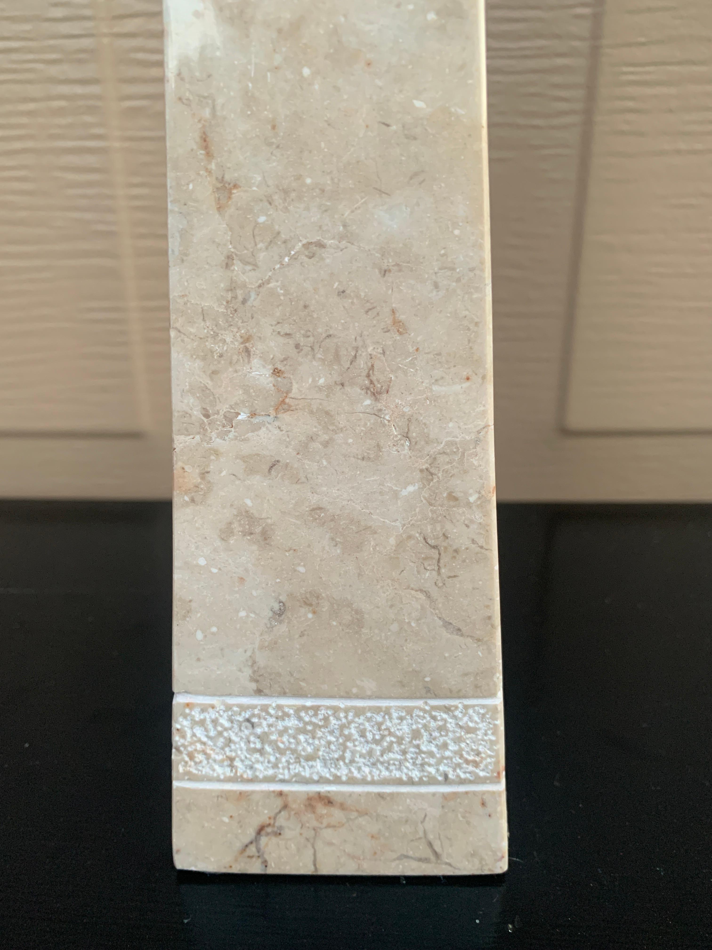 Obélisque néoclassique crème et gris en vente 3