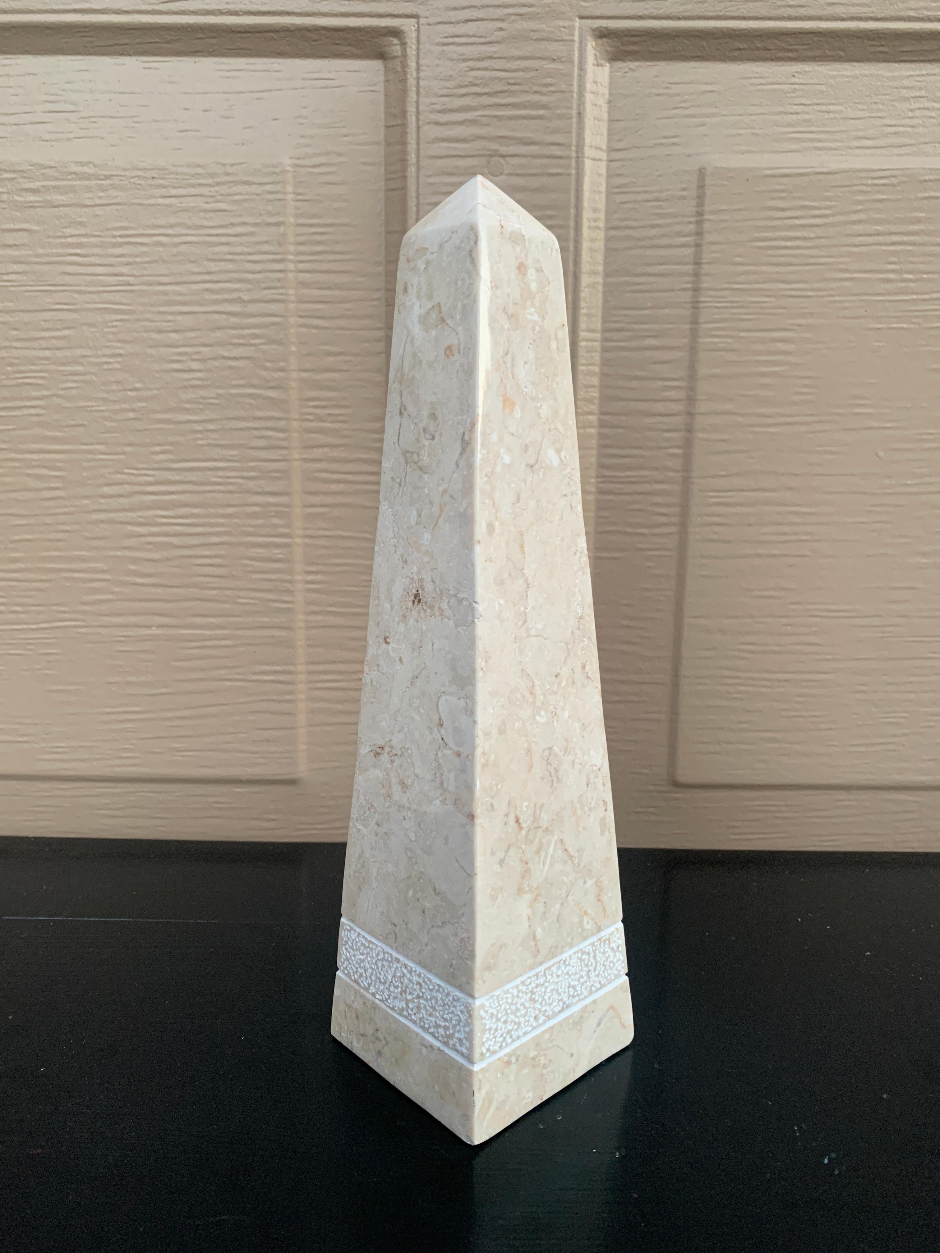 Impresionante obelisco de mármol macizo crema y gris de estilo neoclásico o Grand Tour

Finales del siglo XX

Medidas: 2,63