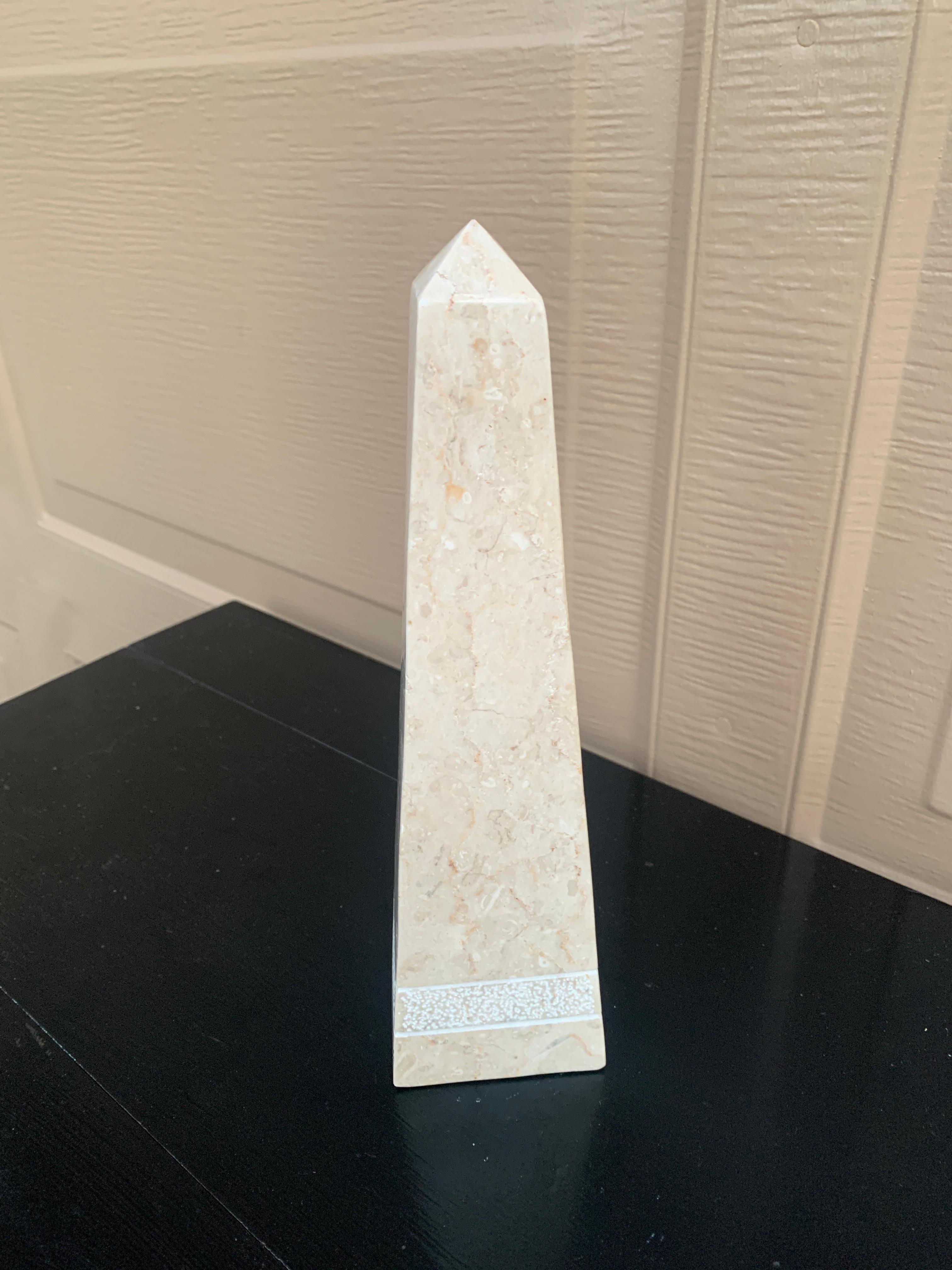 Obelisco neoclásico de mármol macizo crema y gris Neoclásico en venta