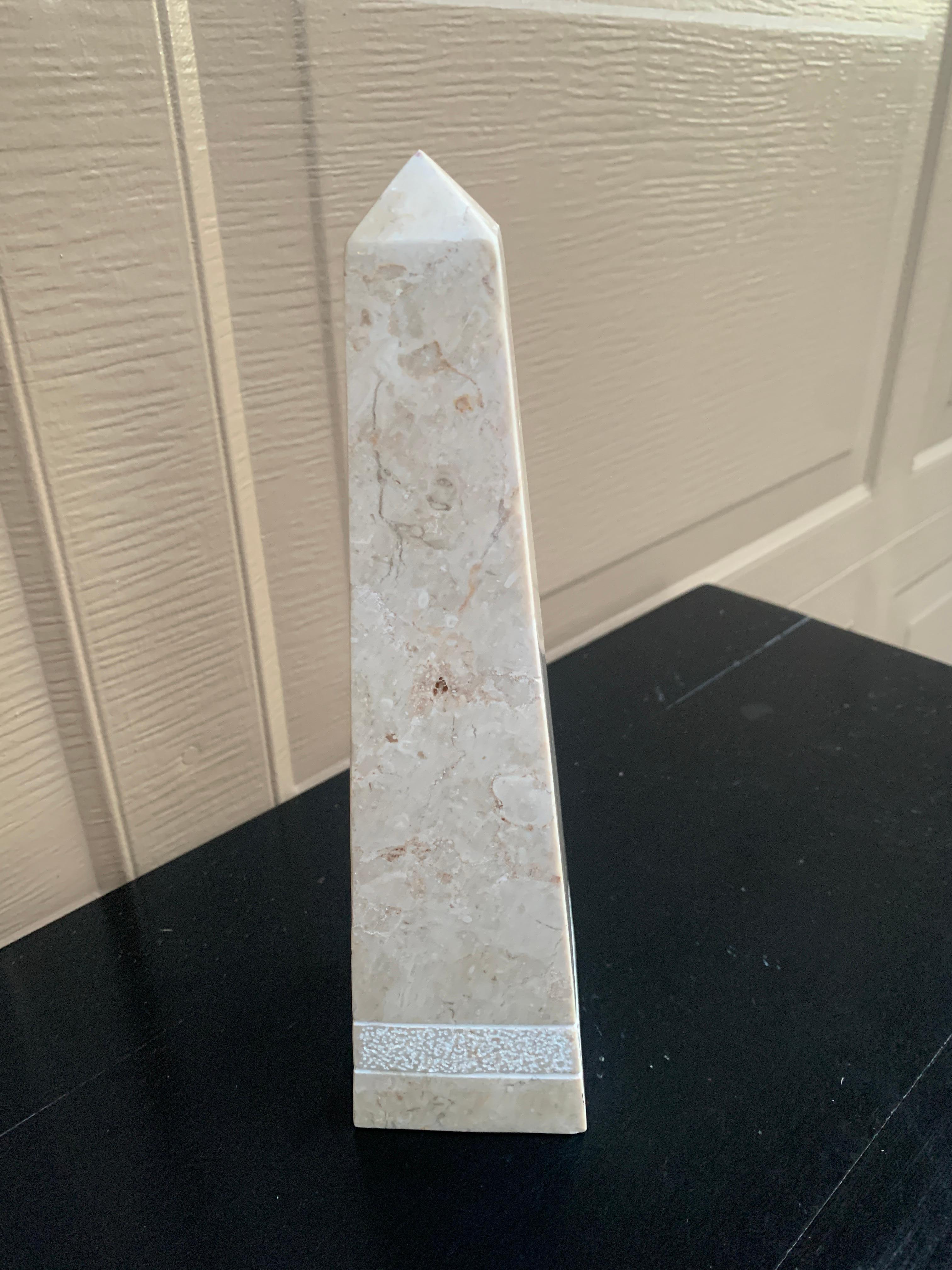 Obelisco neoclásico de mármol macizo crema y gris Pakistaní en venta
