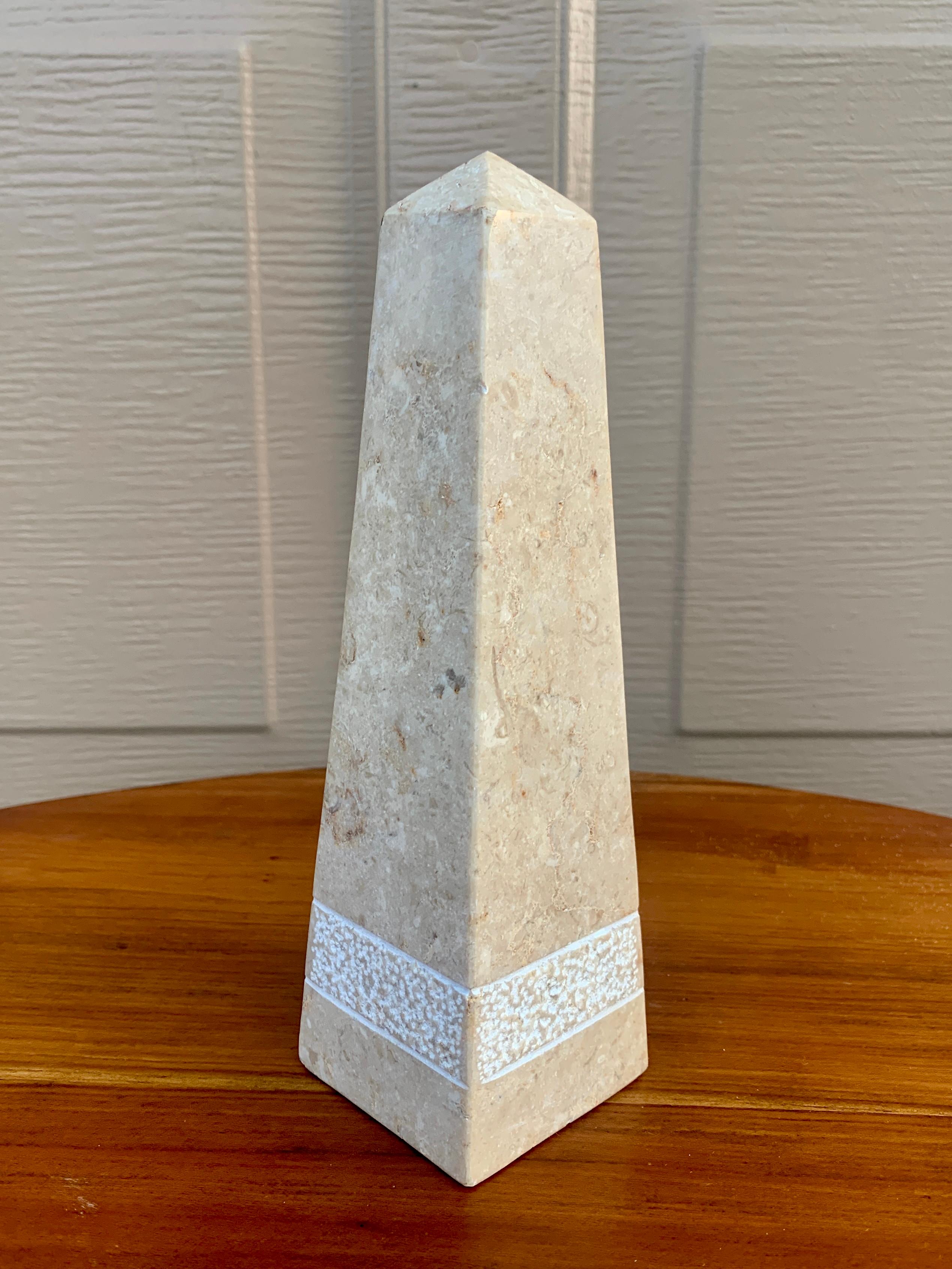 Neoklassizistischer Obelisken aus massivem Marmor in Creme und Grau im Zustand „Gut“ im Angebot in Elkhart, IN