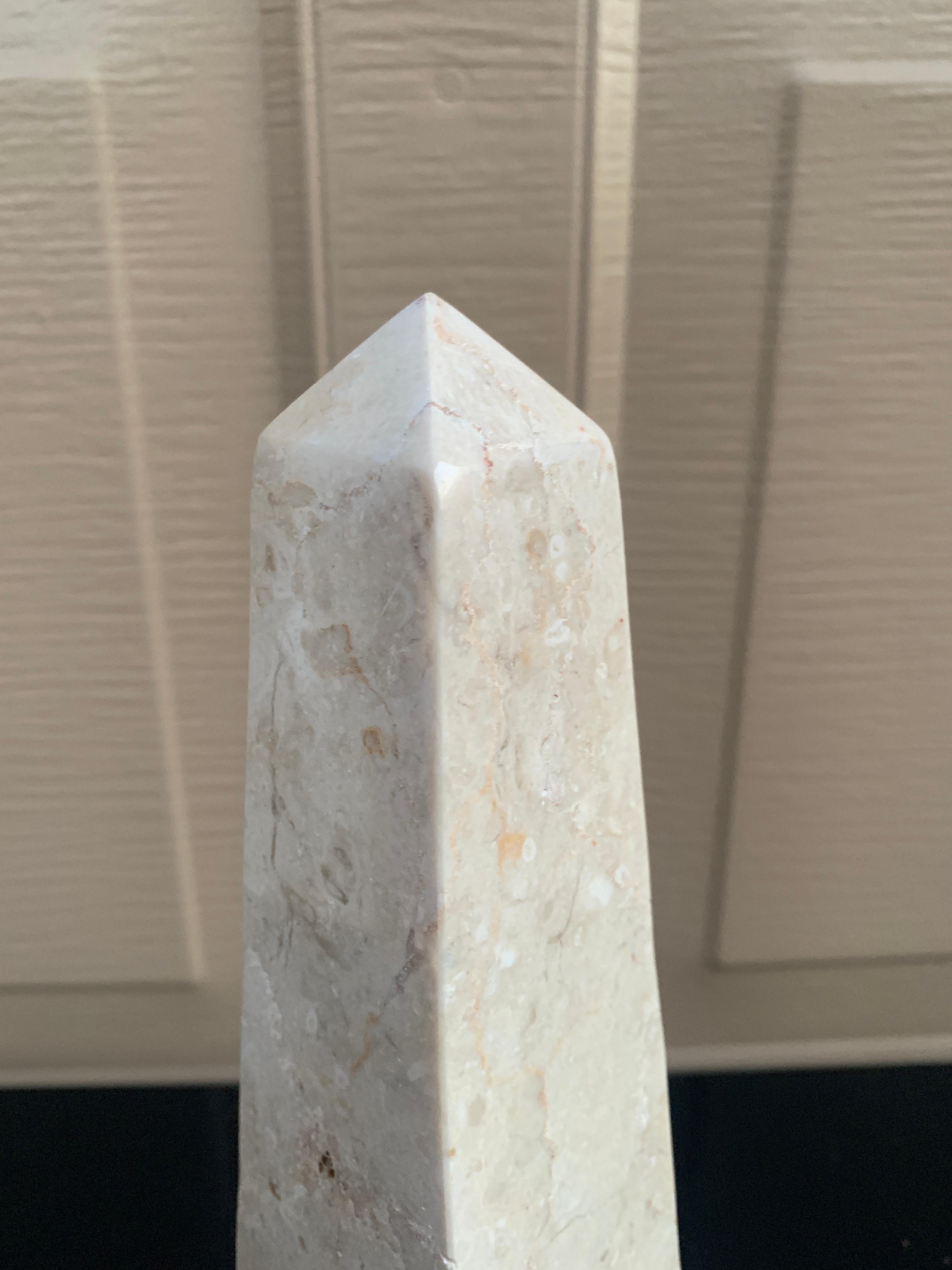 Obelisco neoclásico de mármol macizo crema y gris en Bueno estado para la venta en Elkhart, IN