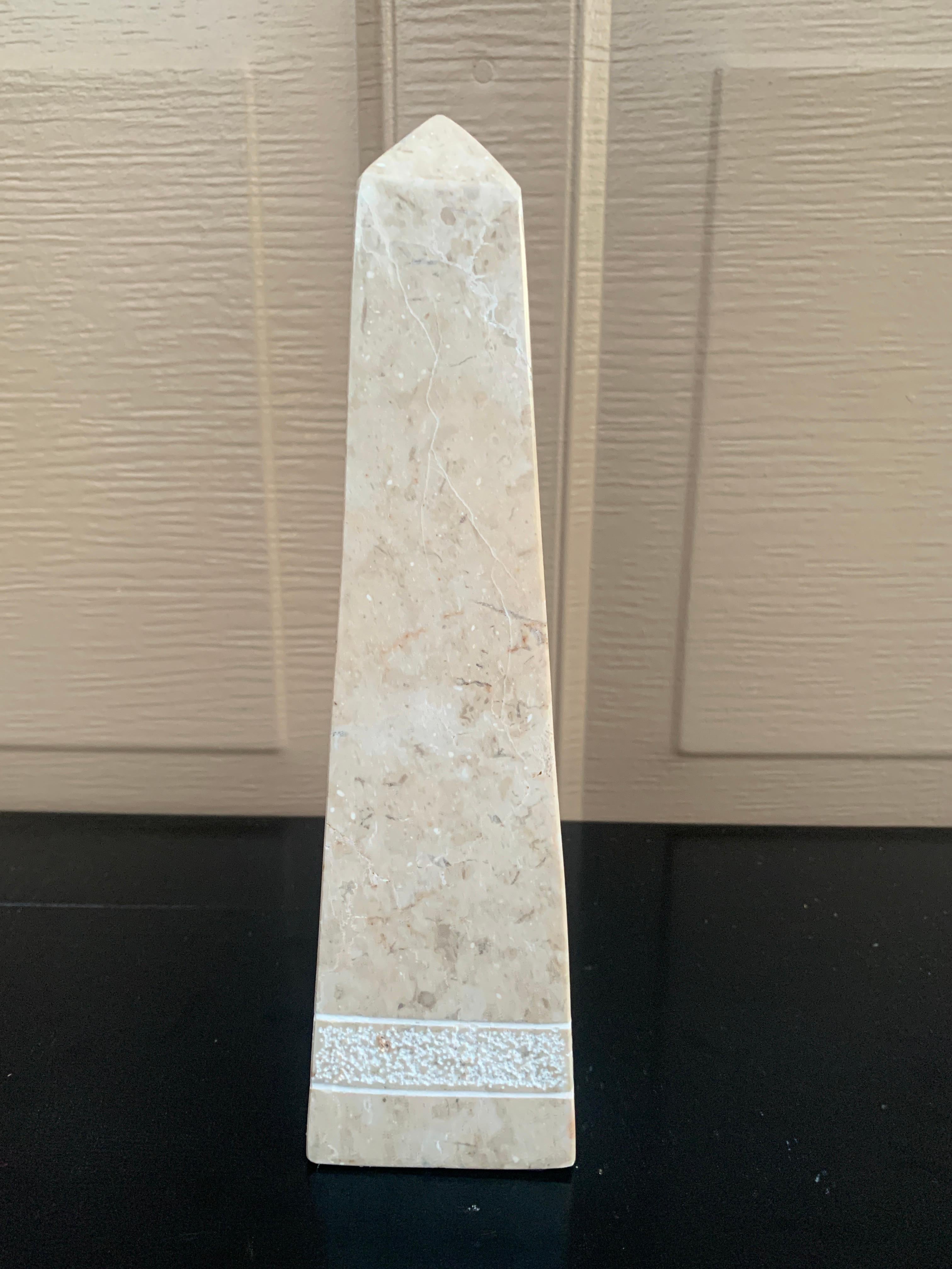 Obélisque néoclassique crème et gris Bon état - En vente à Elkhart, IN
