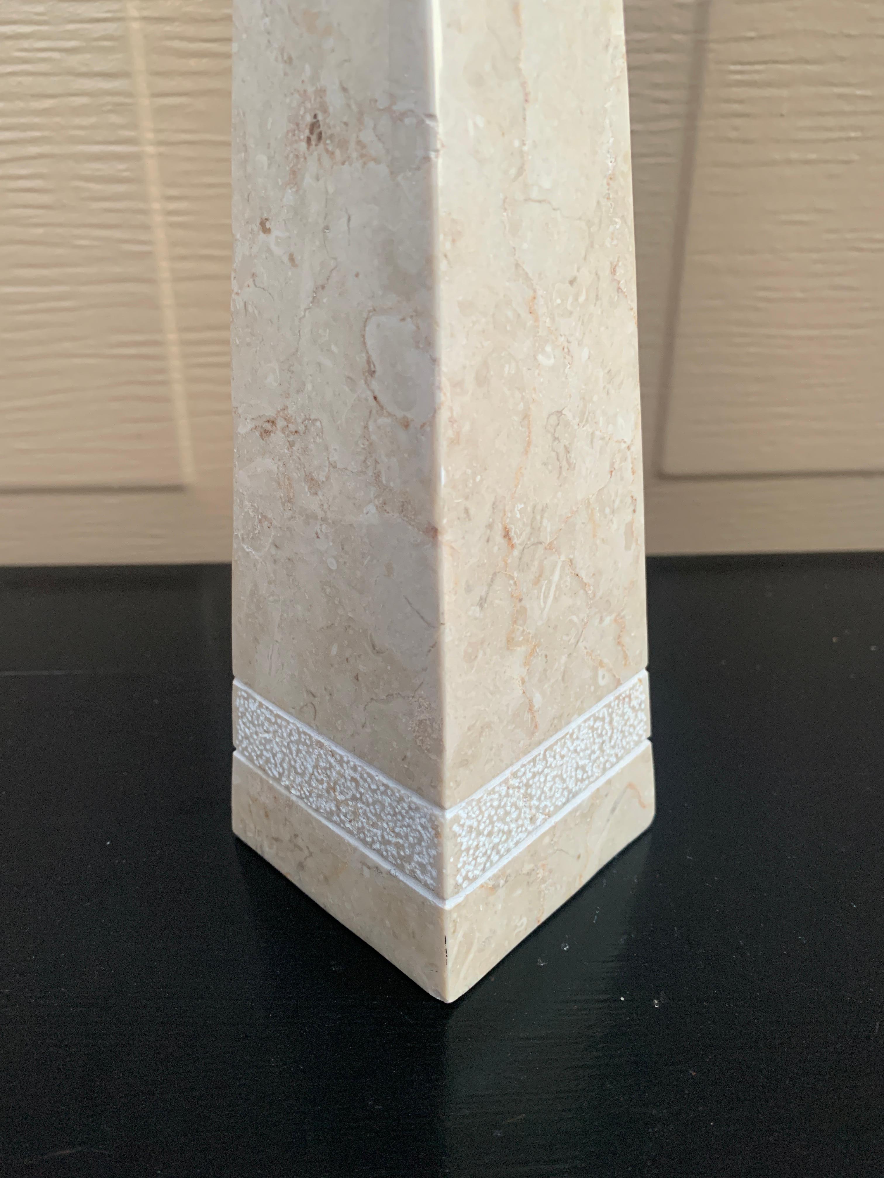 Obelisco neoclásico de mármol macizo crema y gris siglo XX en venta