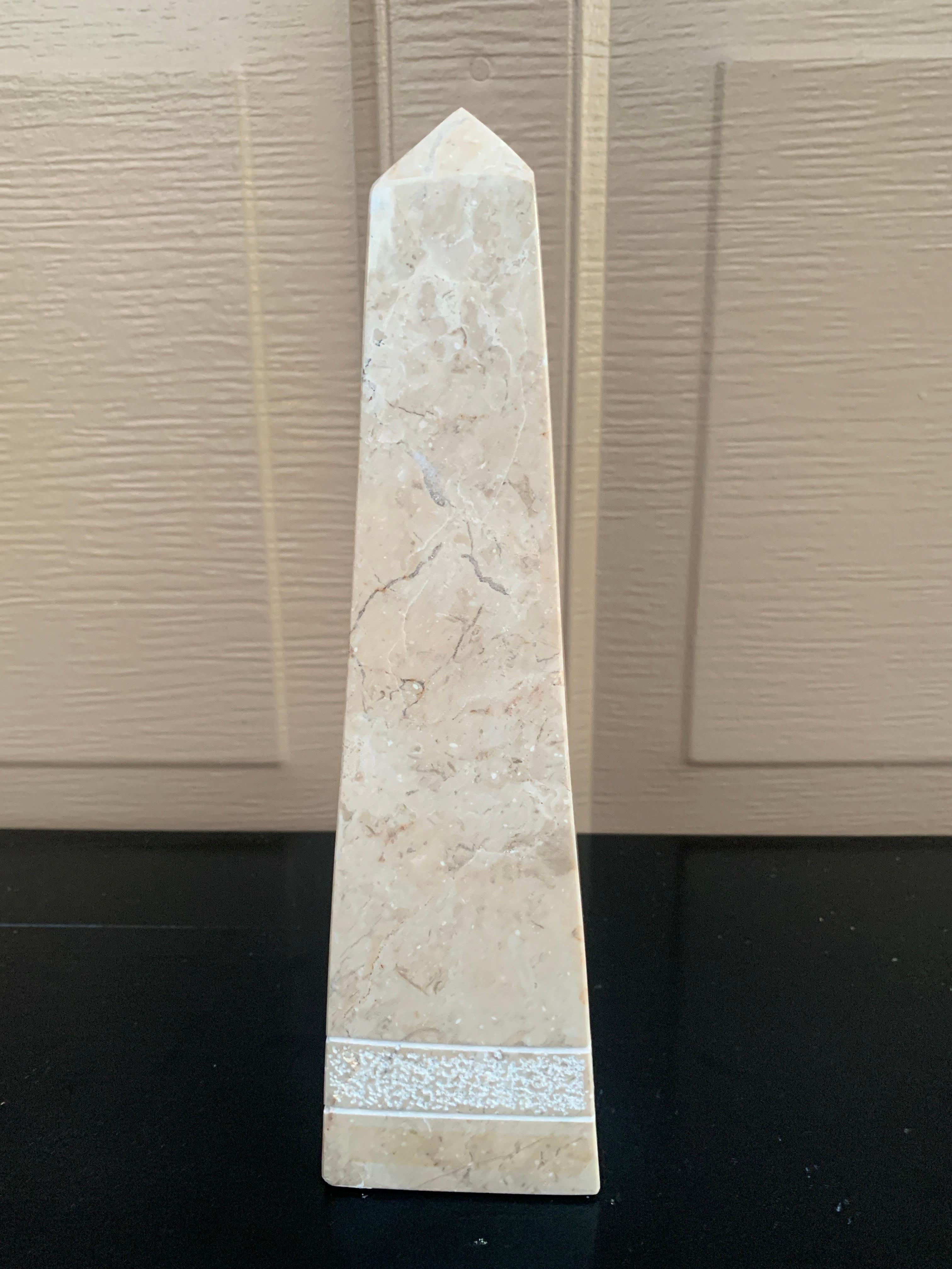20ième siècle Obélisque néoclassique crème et gris en vente