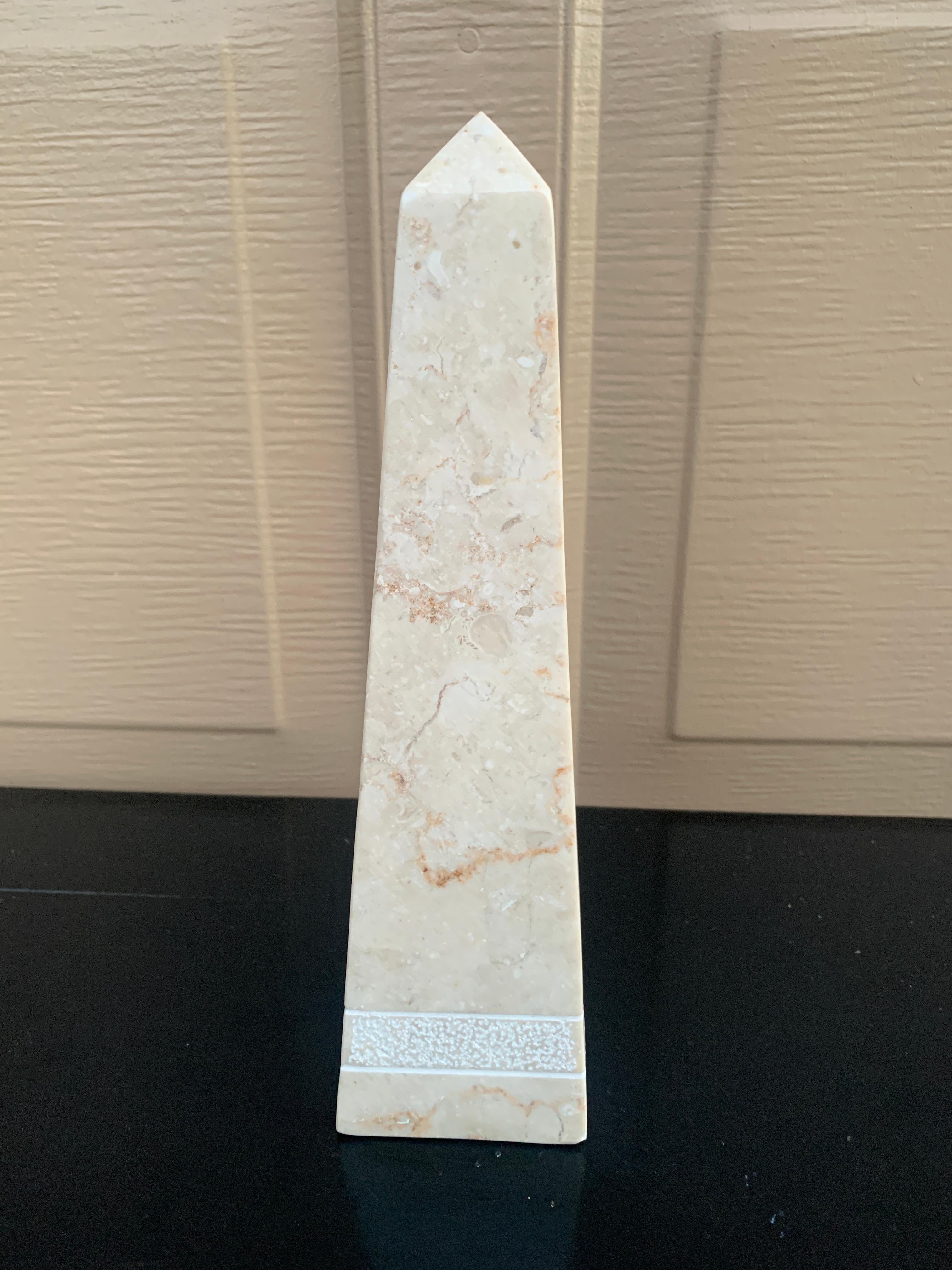 Obelisco neoclásico de mármol macizo crema y gris en venta 1