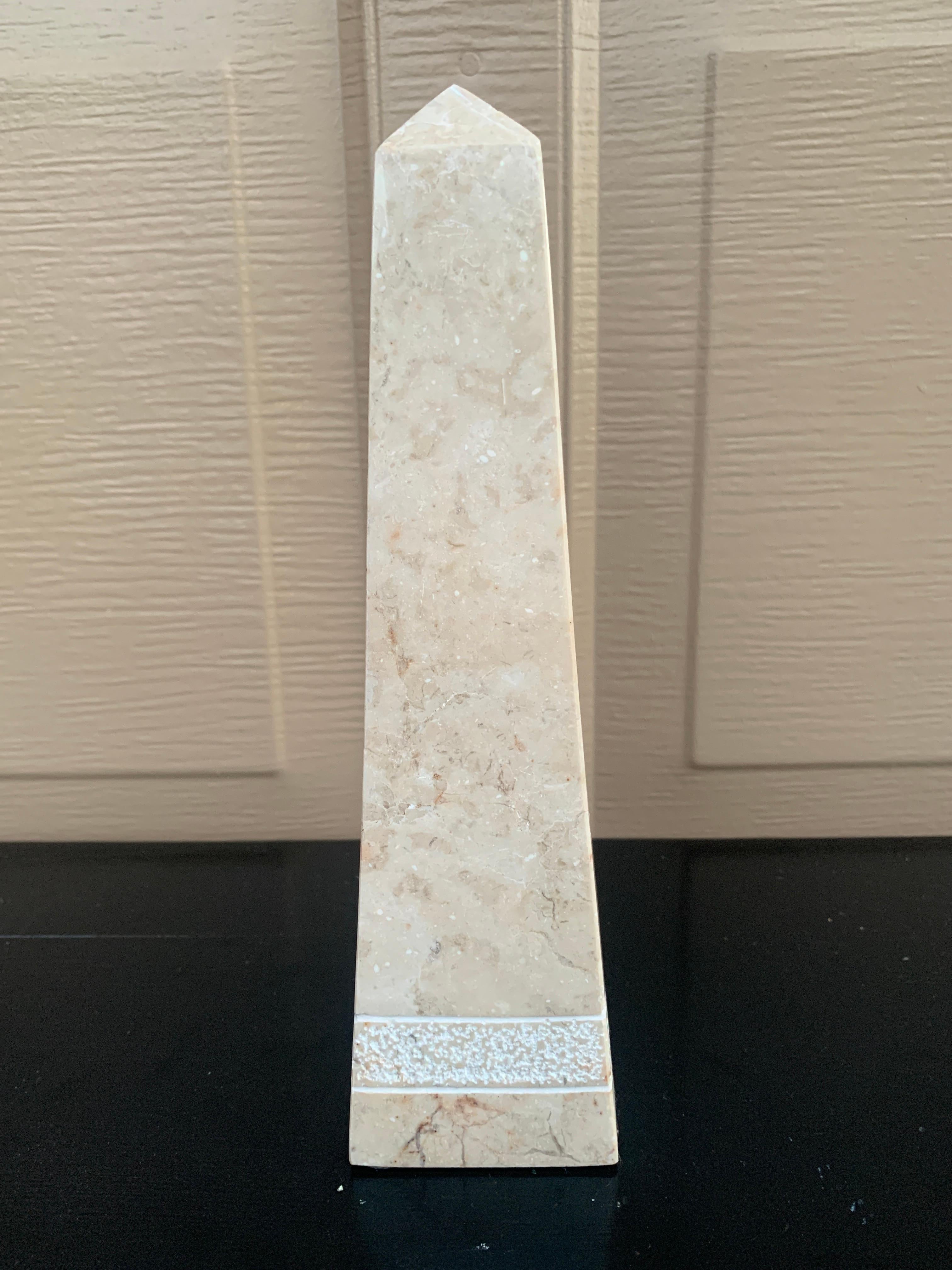 Obélisque néoclassique crème et gris en vente 1