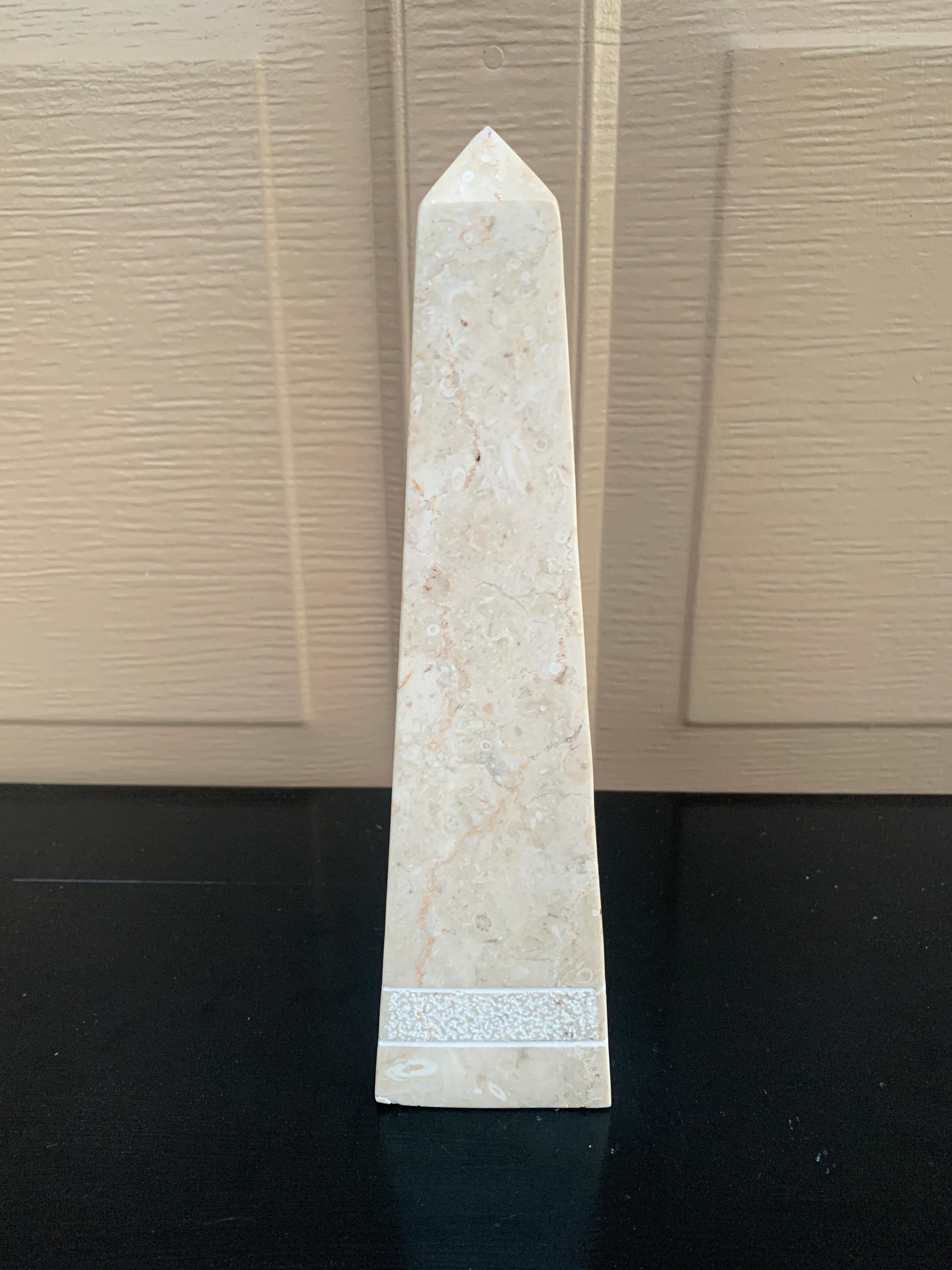 Obelisco neoclásico de mármol macizo crema y gris en venta 2