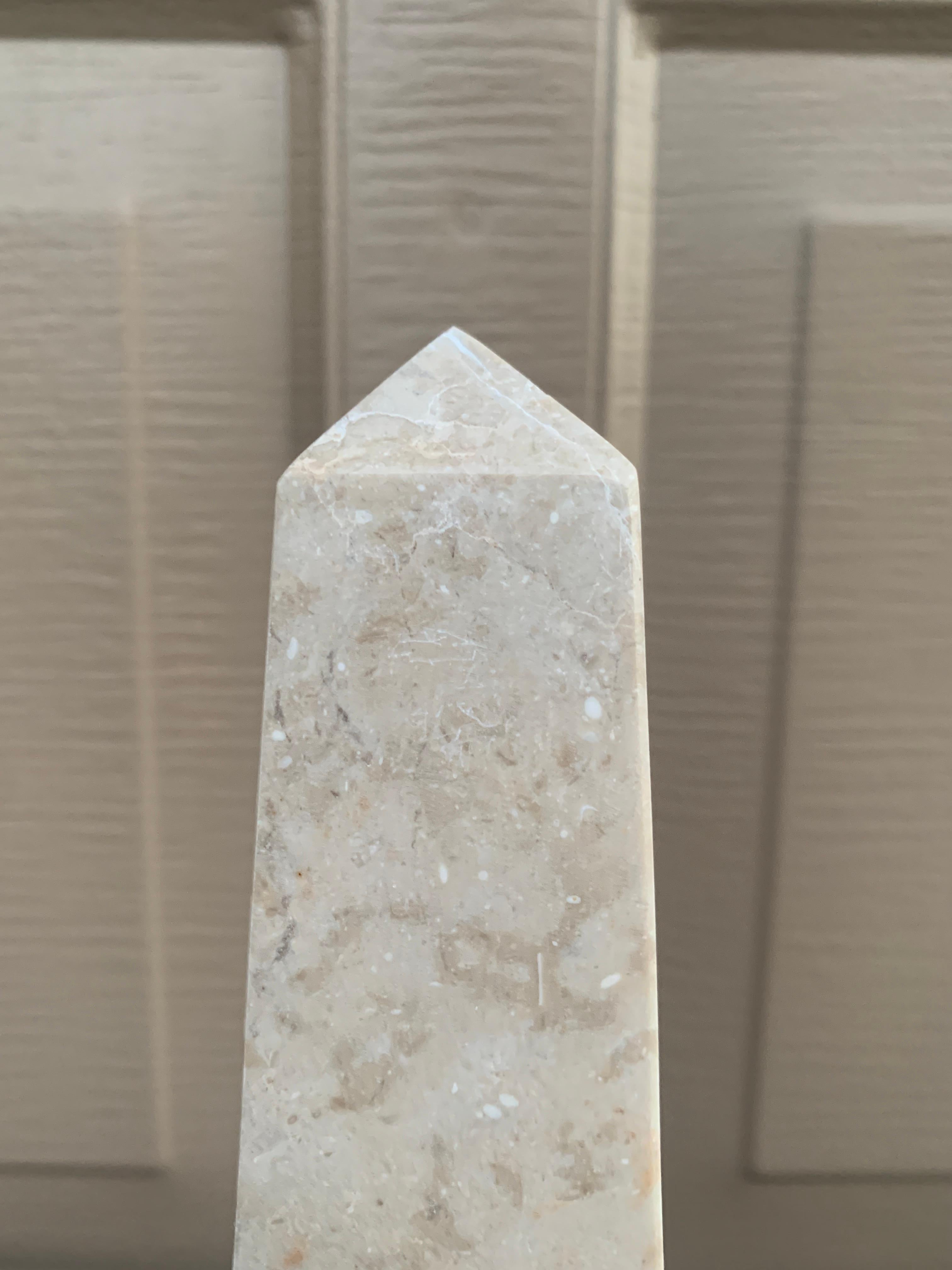 Obélisque néoclassique crème et gris en vente 2