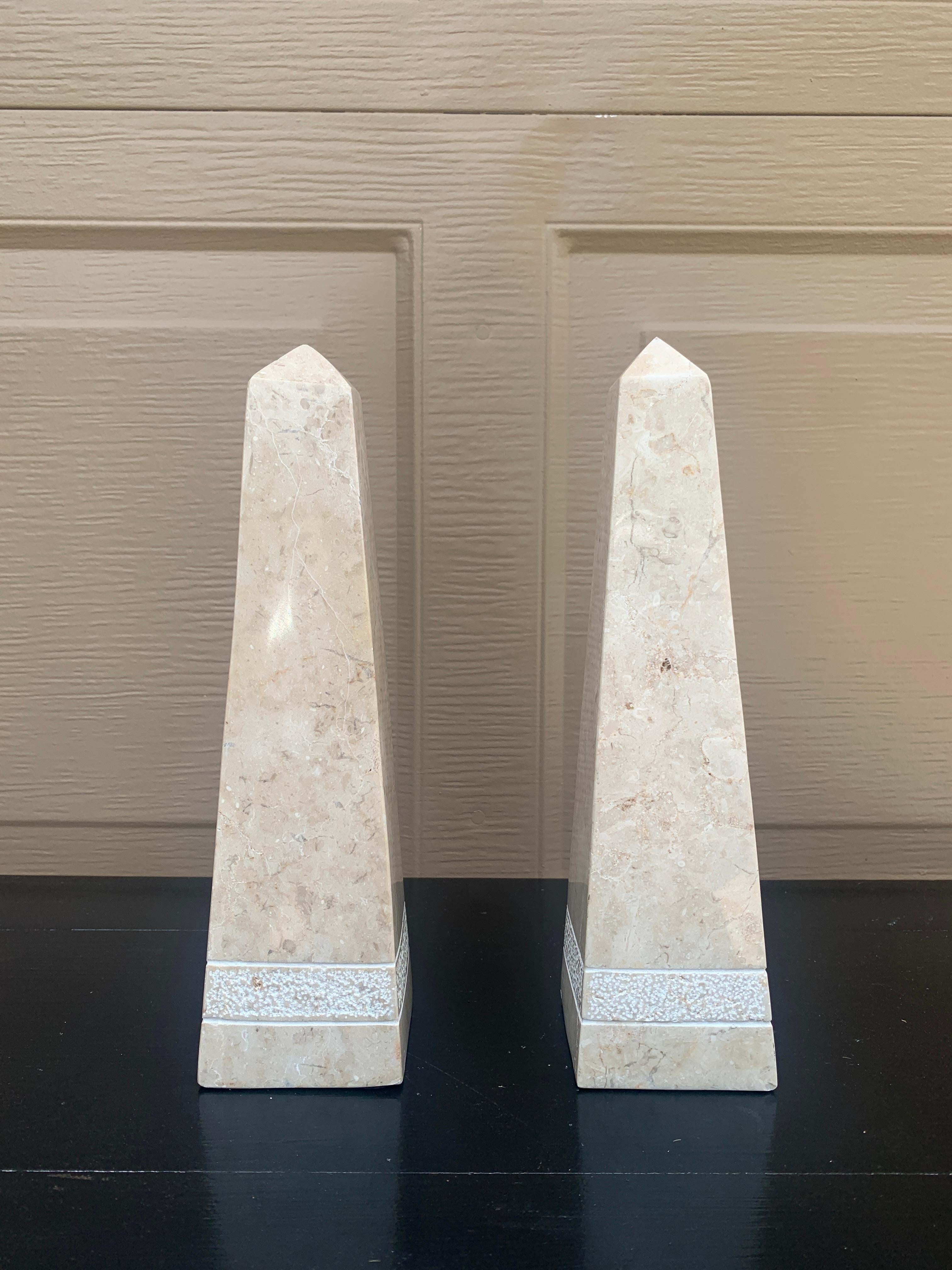 Obeliscos neoclásicos de mármol macizo crema y gris, Pareja en venta 3