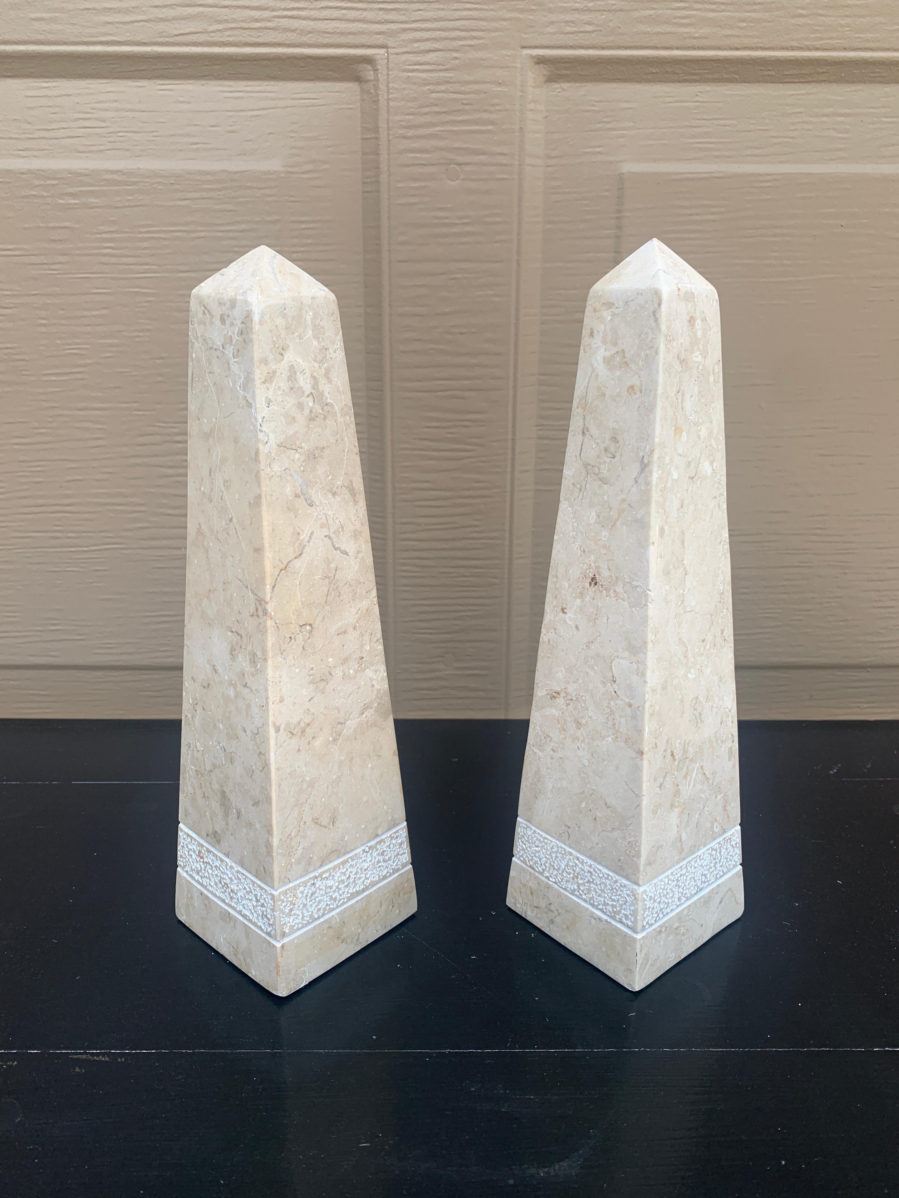 Obeliscos neoclásicos de mármol macizo crema y gris, Pareja en venta 4