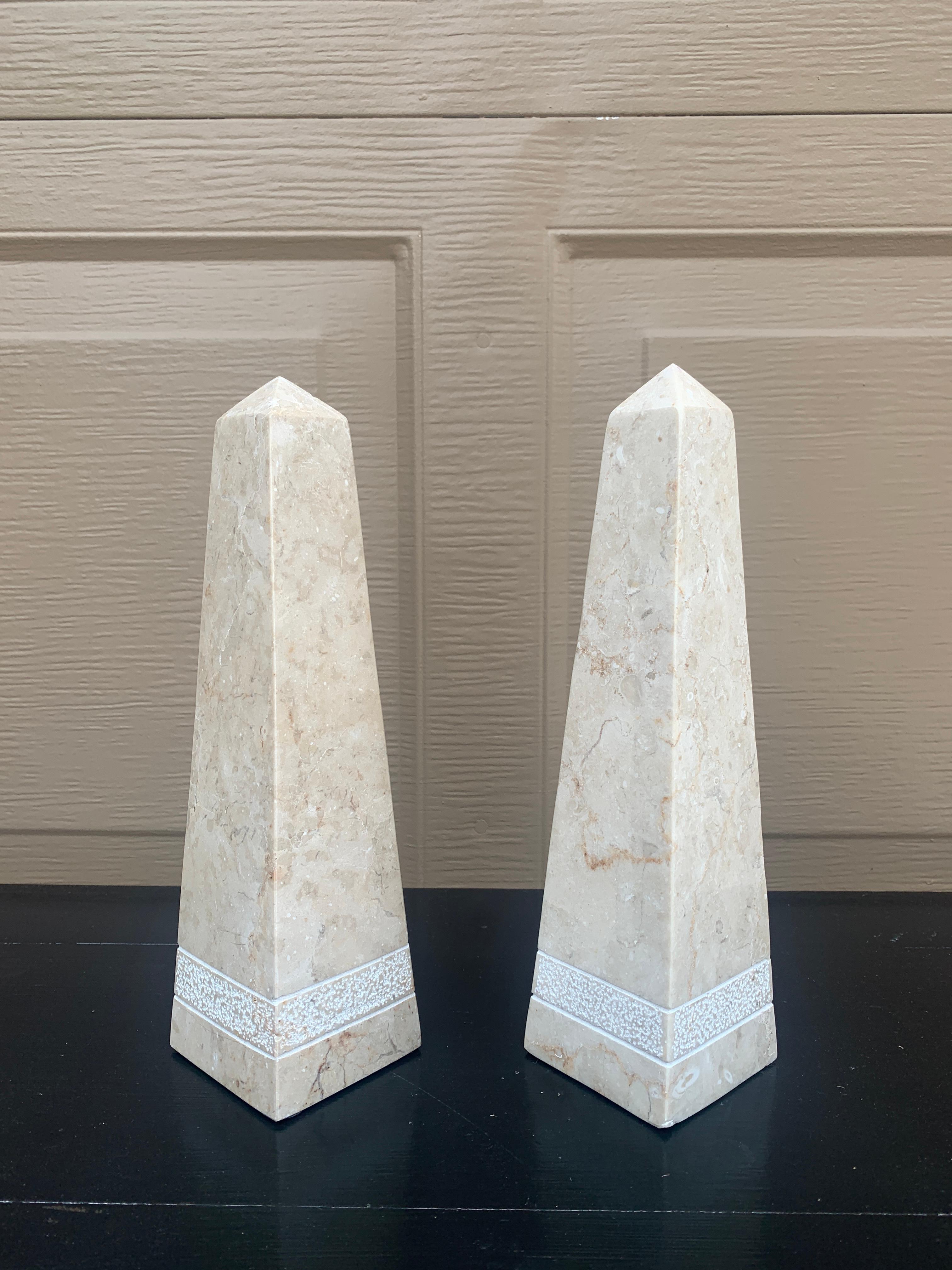 Impresionante pareja de obeliscos de mármol macizo crema y gris de estilo neoclásico o Grand Tour

Finales del siglo XX

Medidas: 2,63