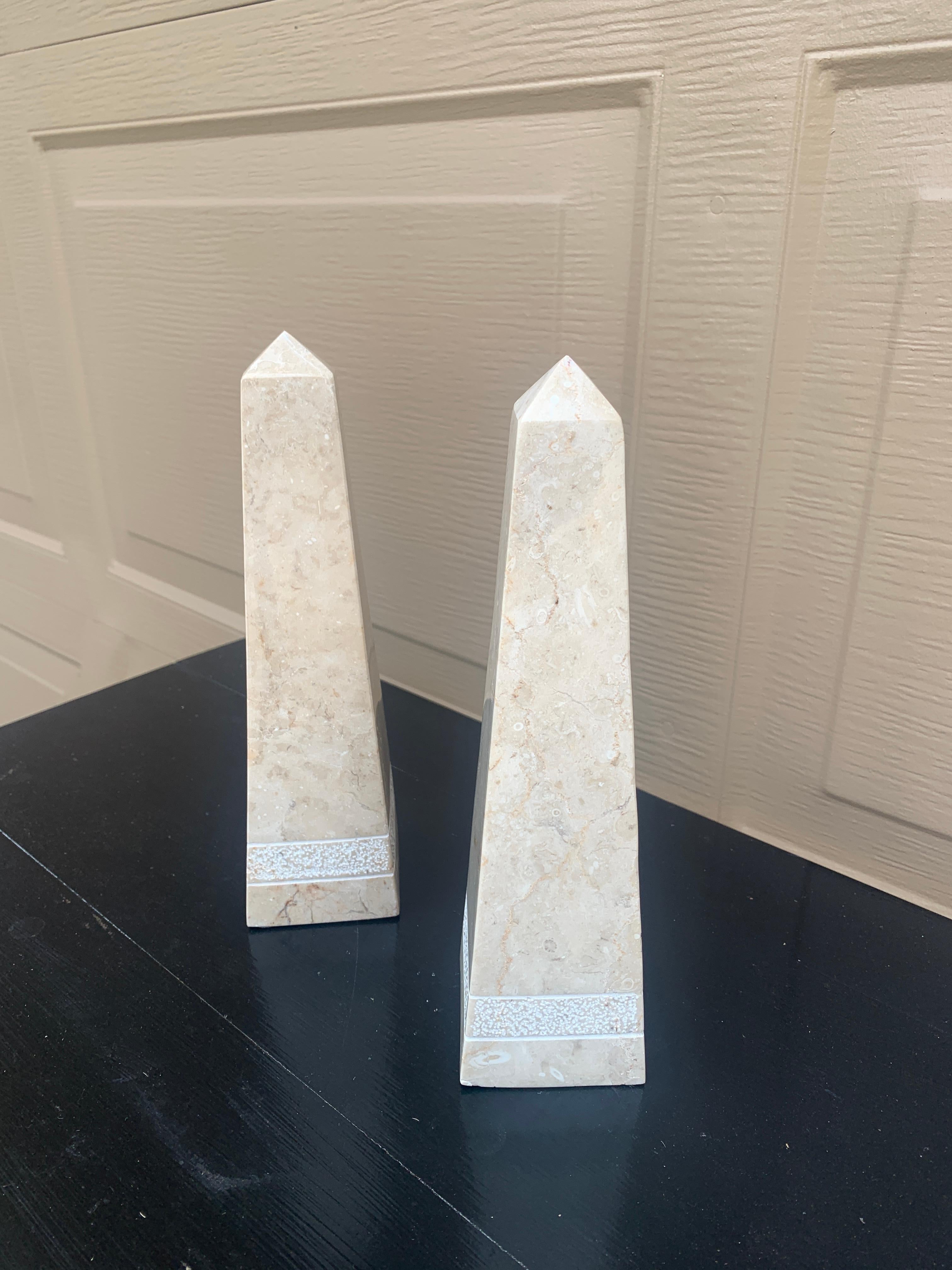Obeliscos neoclásicos de mármol macizo crema y gris, Pareja Neoclásico en venta