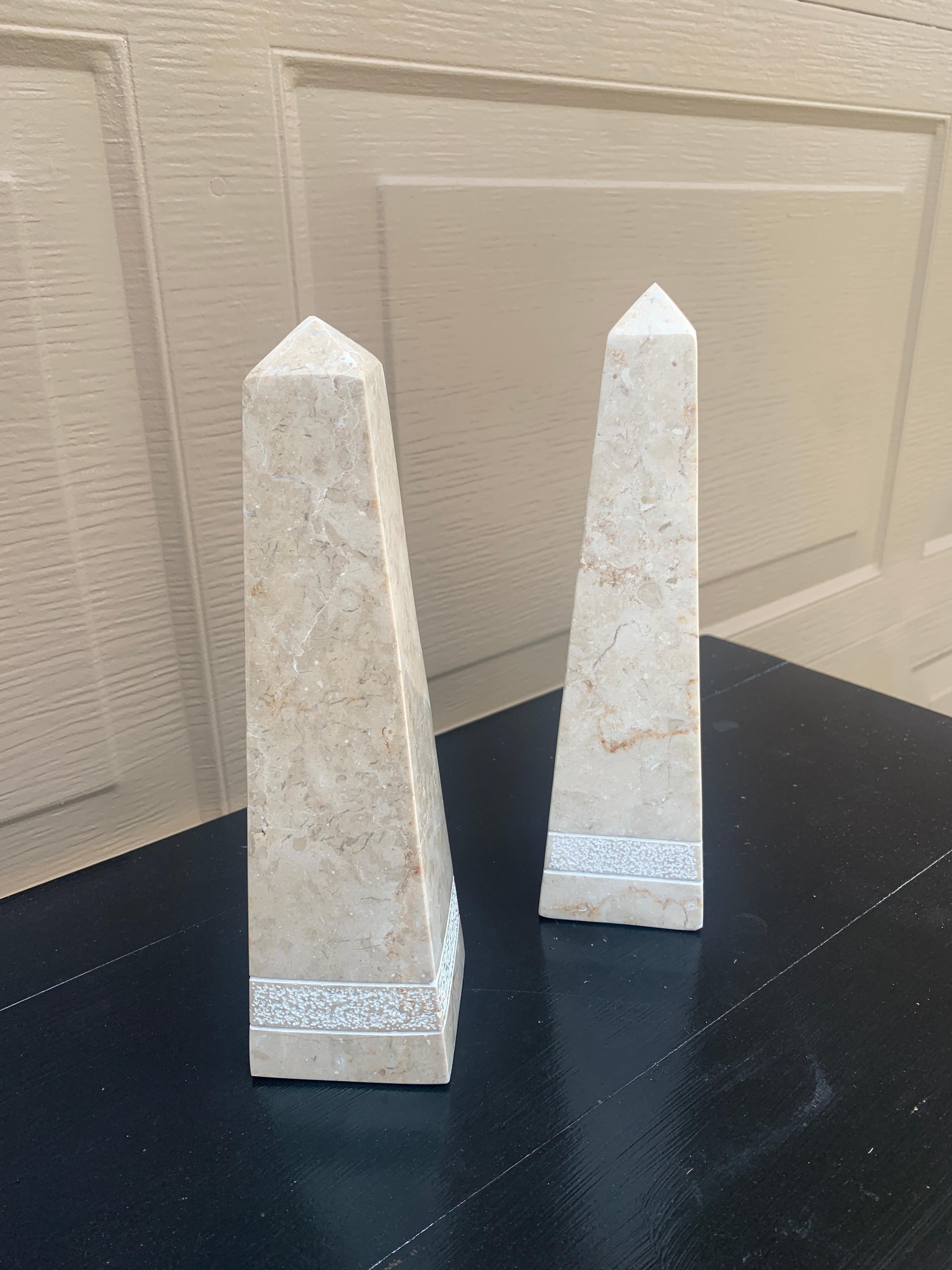 Obeliscos neoclásicos de mármol macizo crema y gris, Pareja Pakistaní en venta