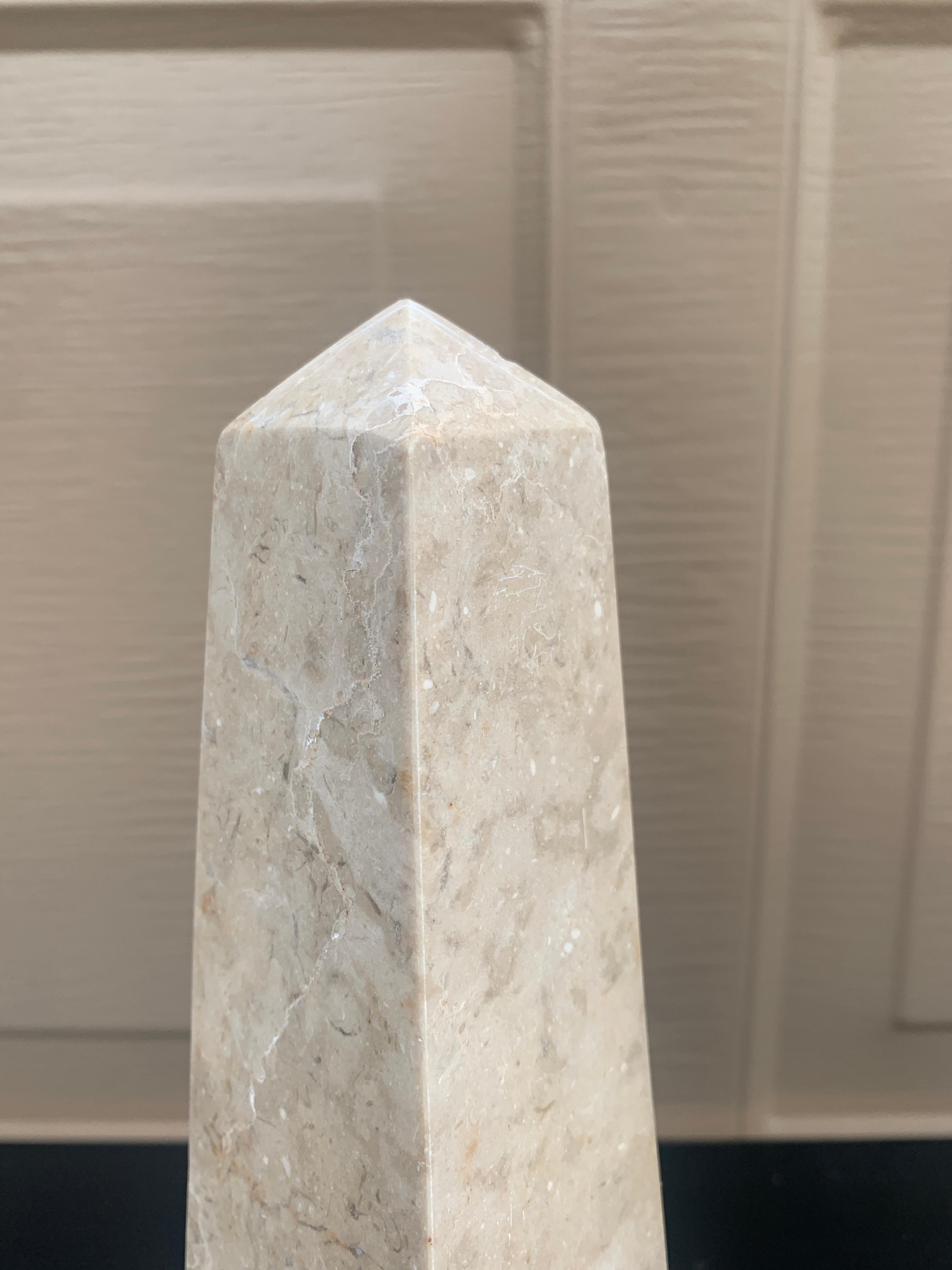 Obeliscos neoclásicos de mármol macizo crema y gris, Pareja en Bueno estado para la venta en Elkhart, IN