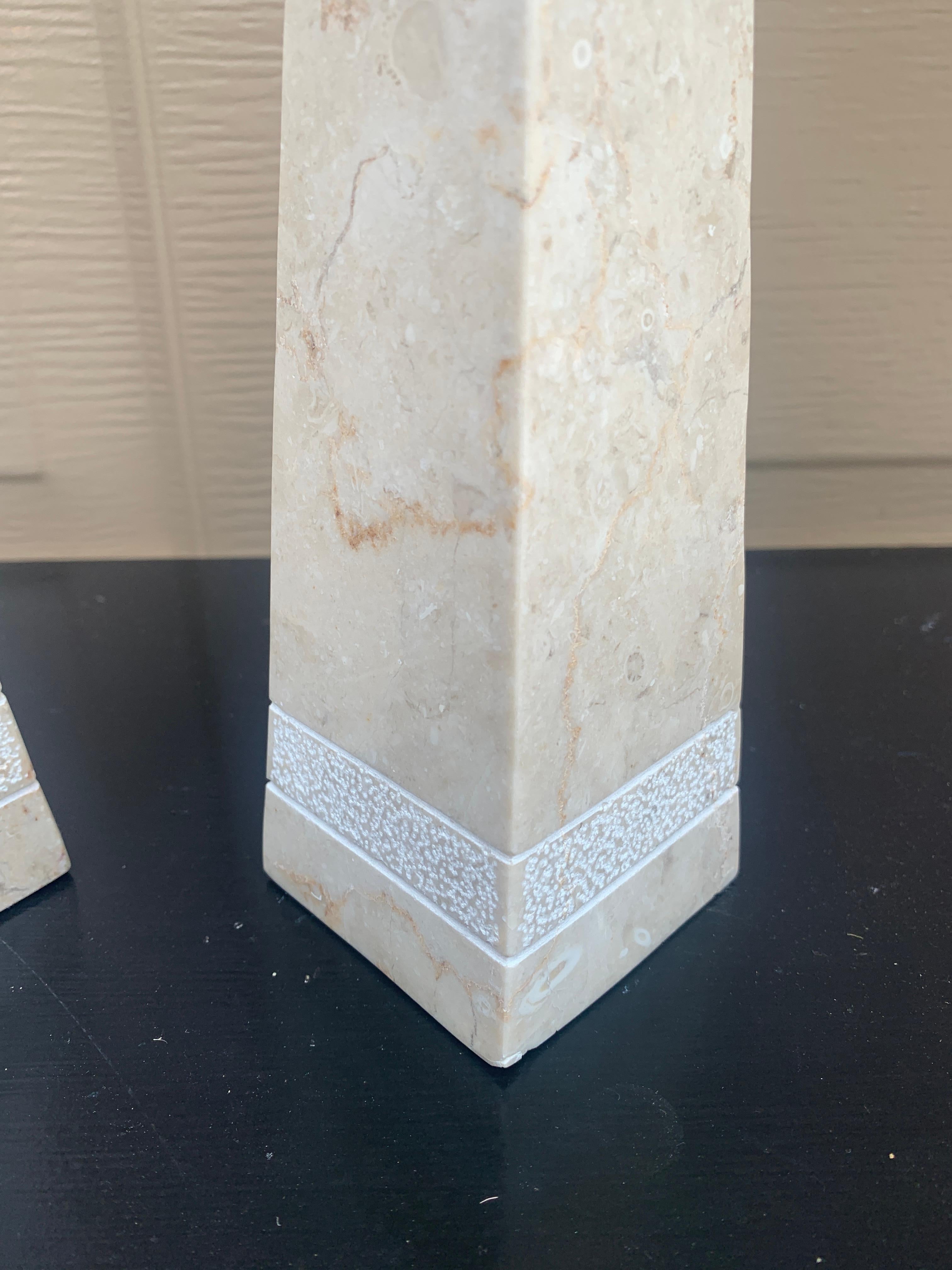 Obeliscos neoclásicos de mármol macizo crema y gris, Pareja en venta 1