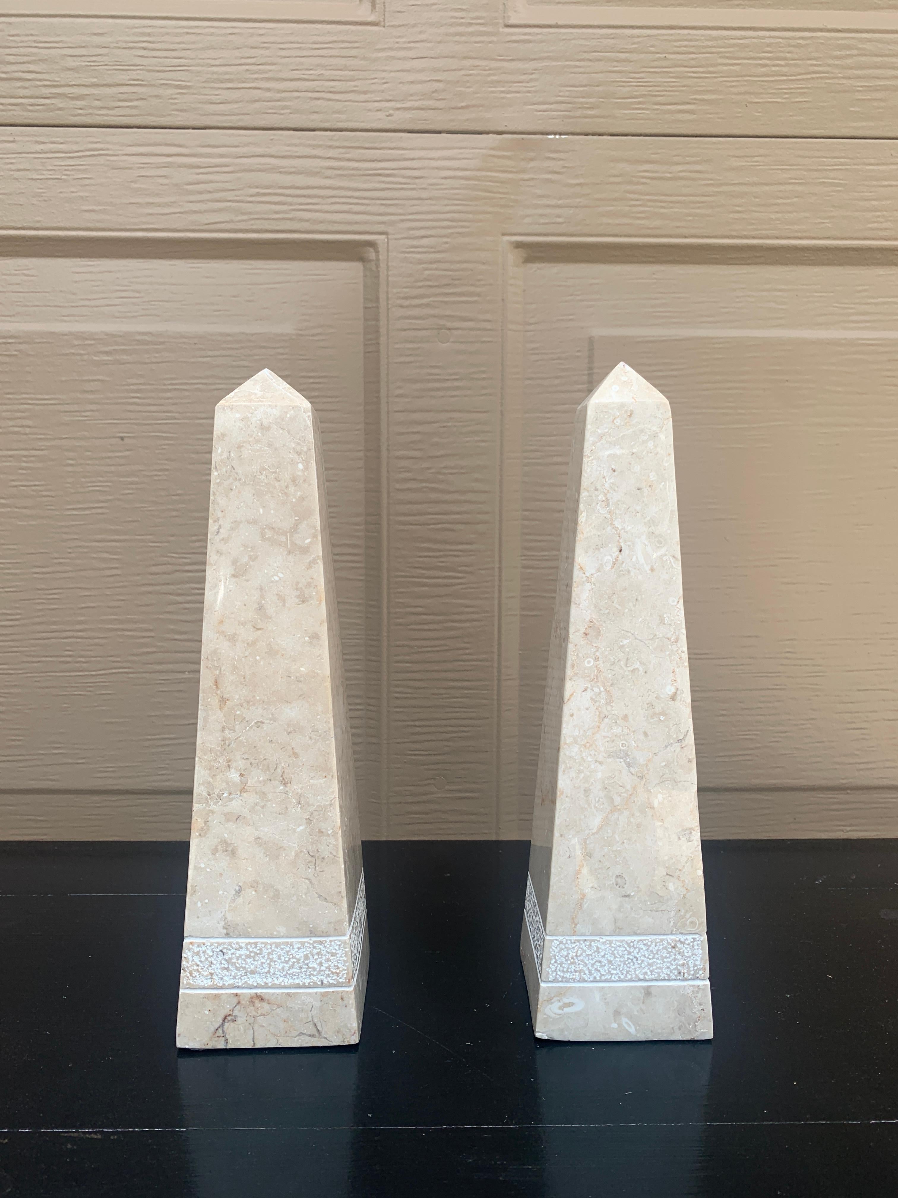 Obeliscos neoclásicos de mármol macizo crema y gris, Pareja en venta 2