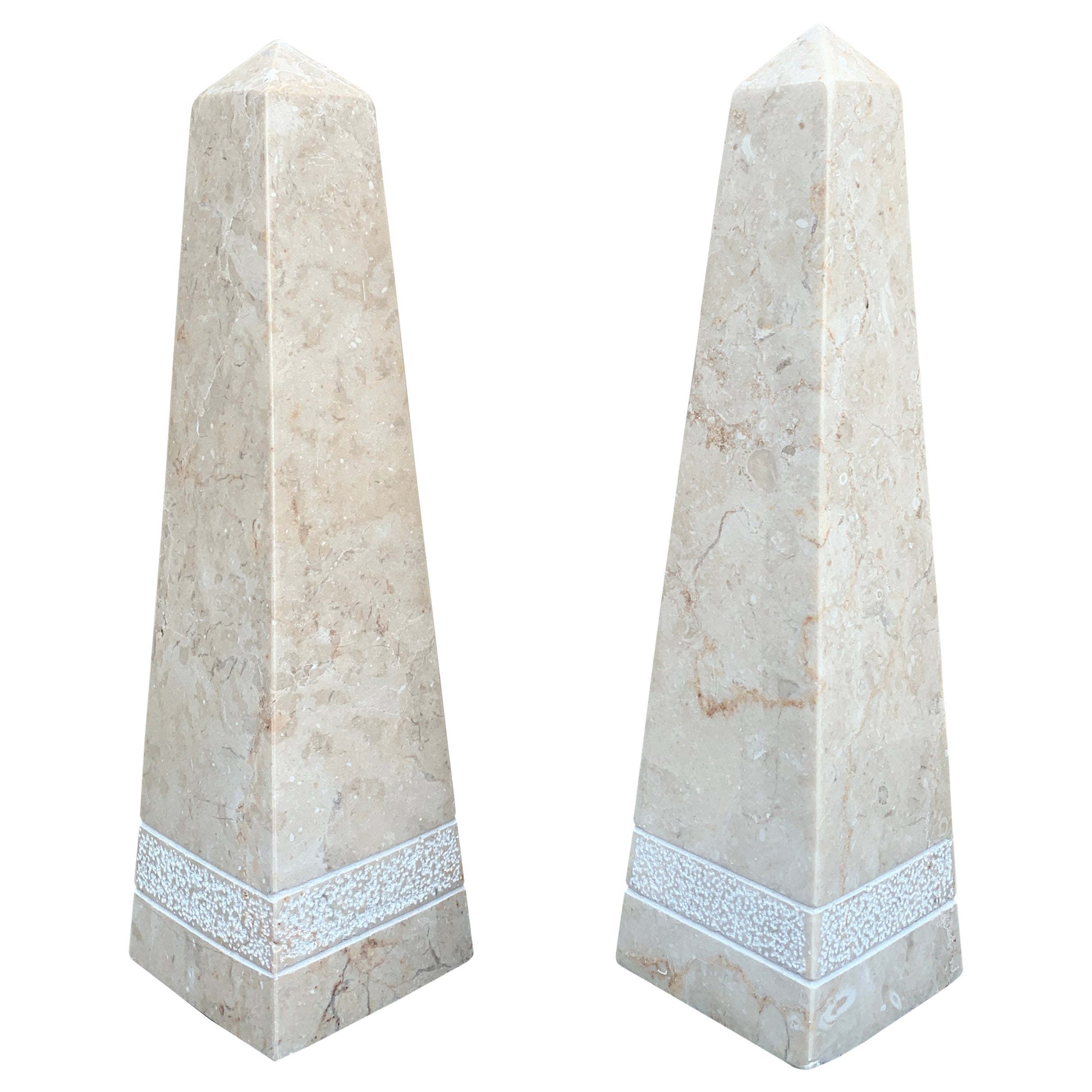 Obeliscos neoclásicos de mármol macizo crema y gris, Pareja en venta