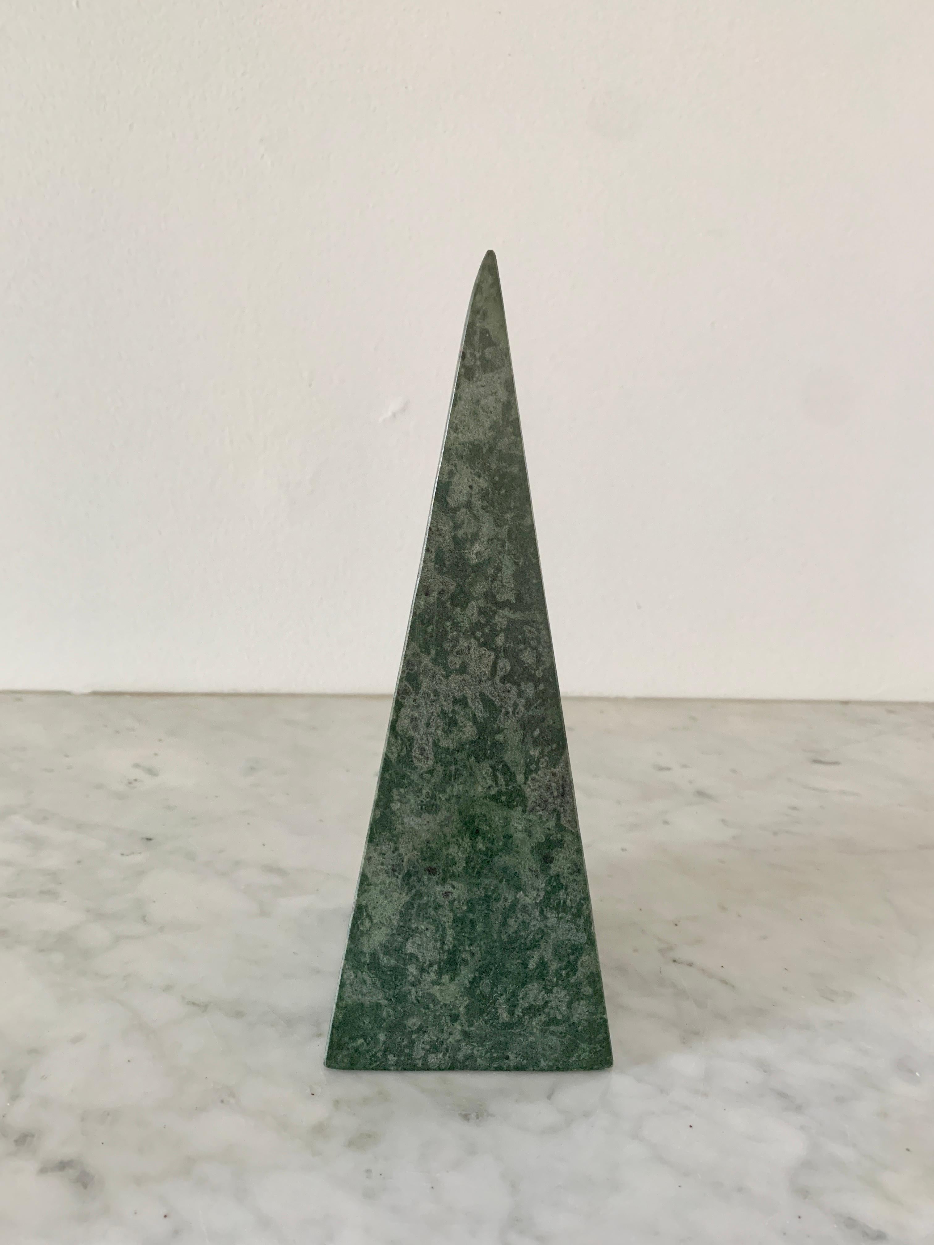 A stunning neoclassical Grand Tour style solid marble green & gray obelisk

Measures: 3
