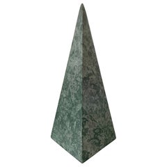 Neoklassizistischer Obelisk aus massivem Marmor in Grün und Grau