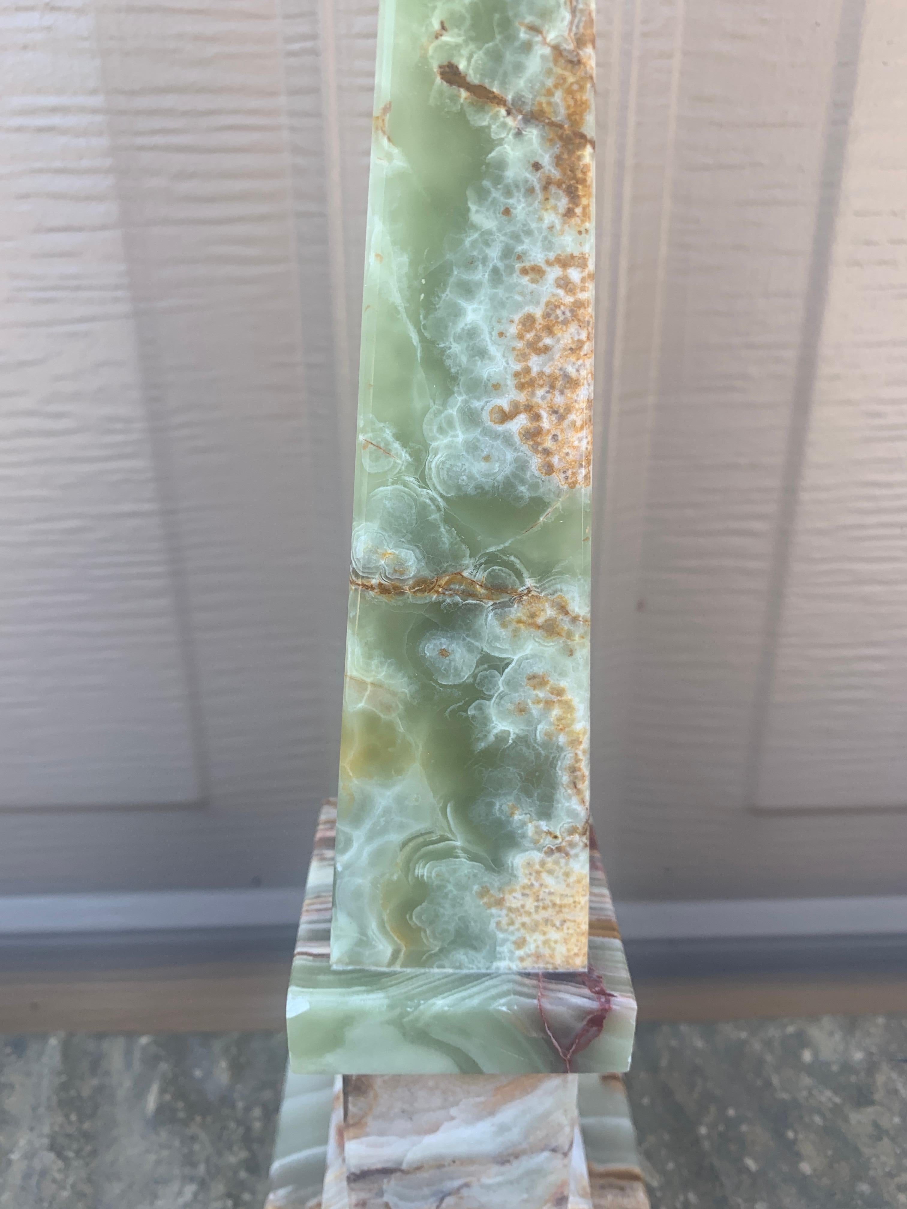Obelisco neoclásico de mármol macizo ónice verde y marrón en venta 4
