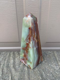 Neoklassischer Obelisk aus massivem Marmor Onyx grün und braun