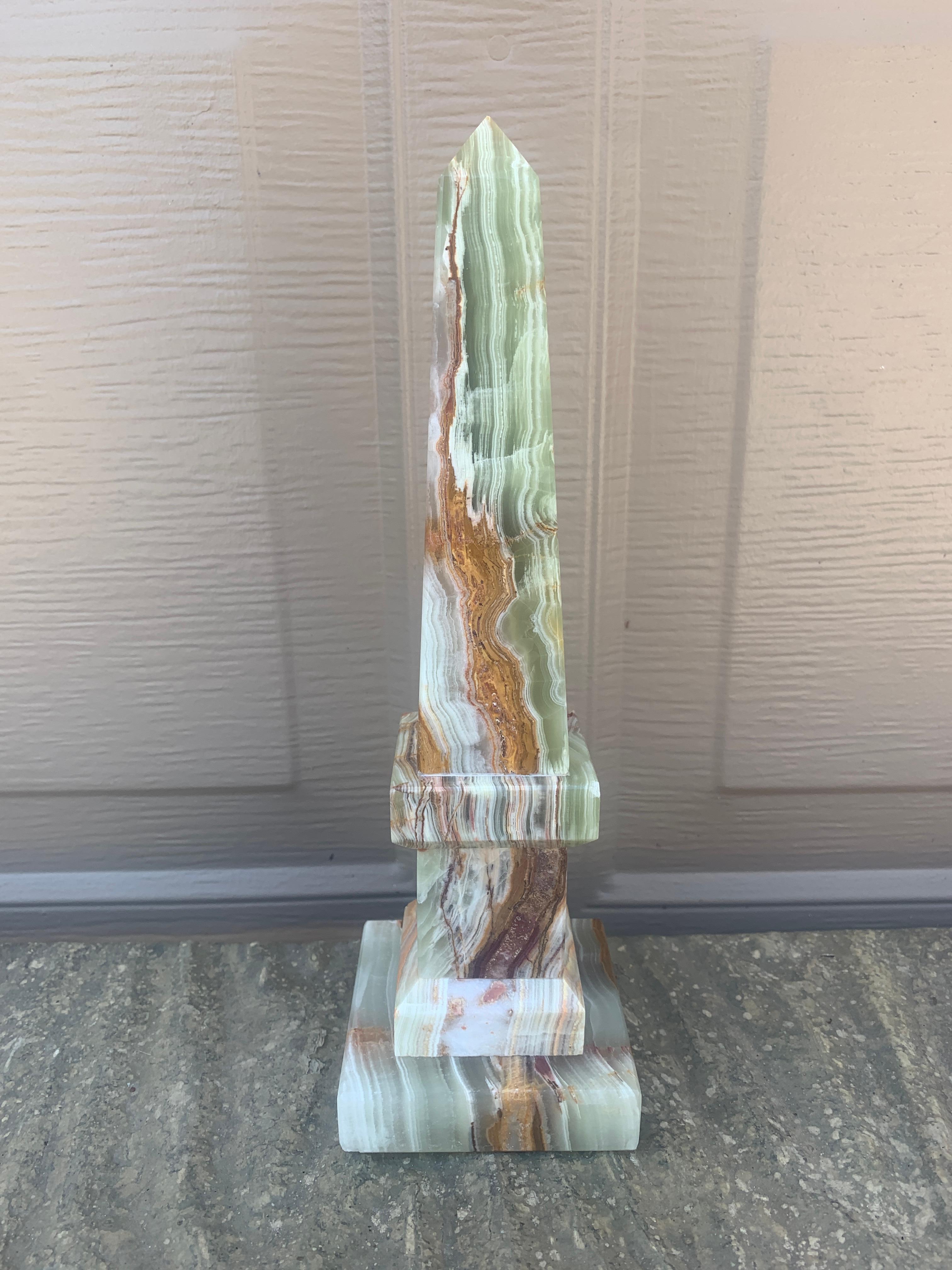 Obelisco neoclásico de mármol macizo ónice verde y marrón Grand Tour en venta