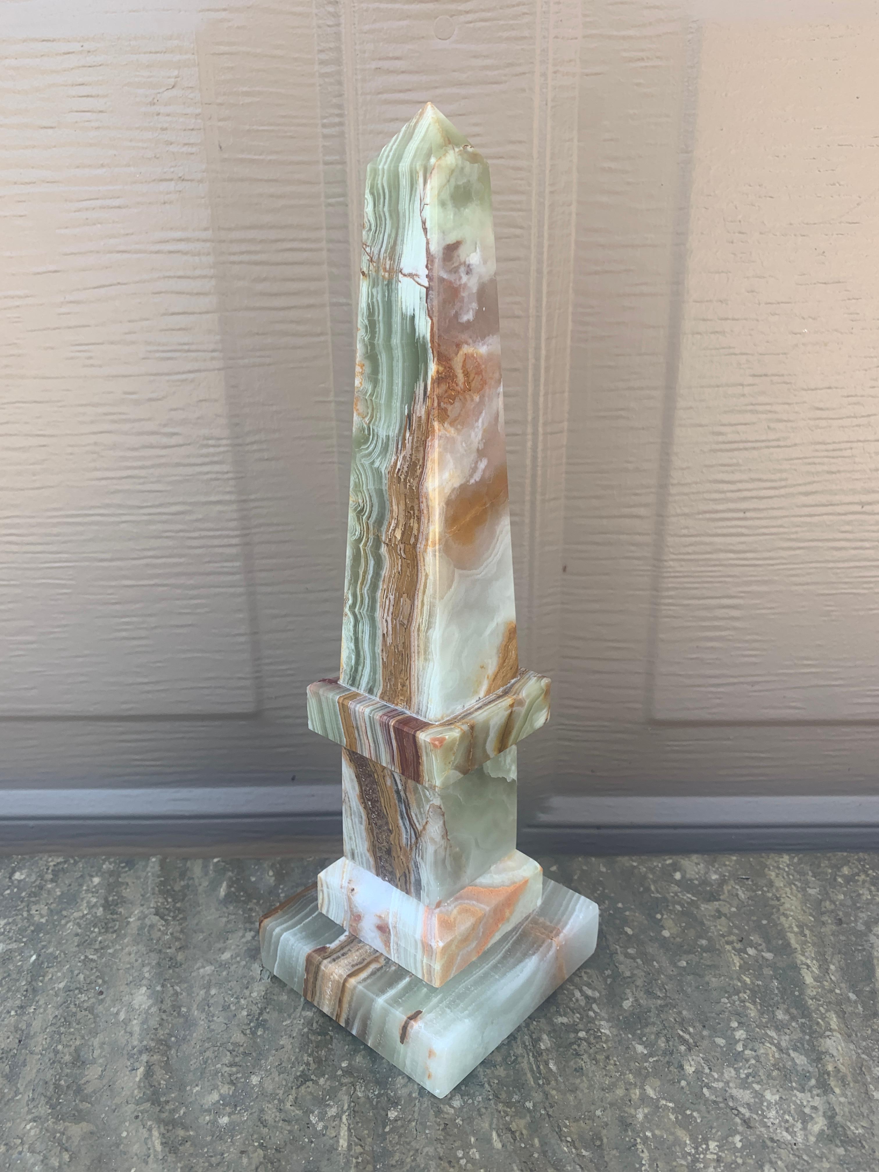 Obelisco neoclásico de mármol macizo ónice verde y marrón siglo XX en venta