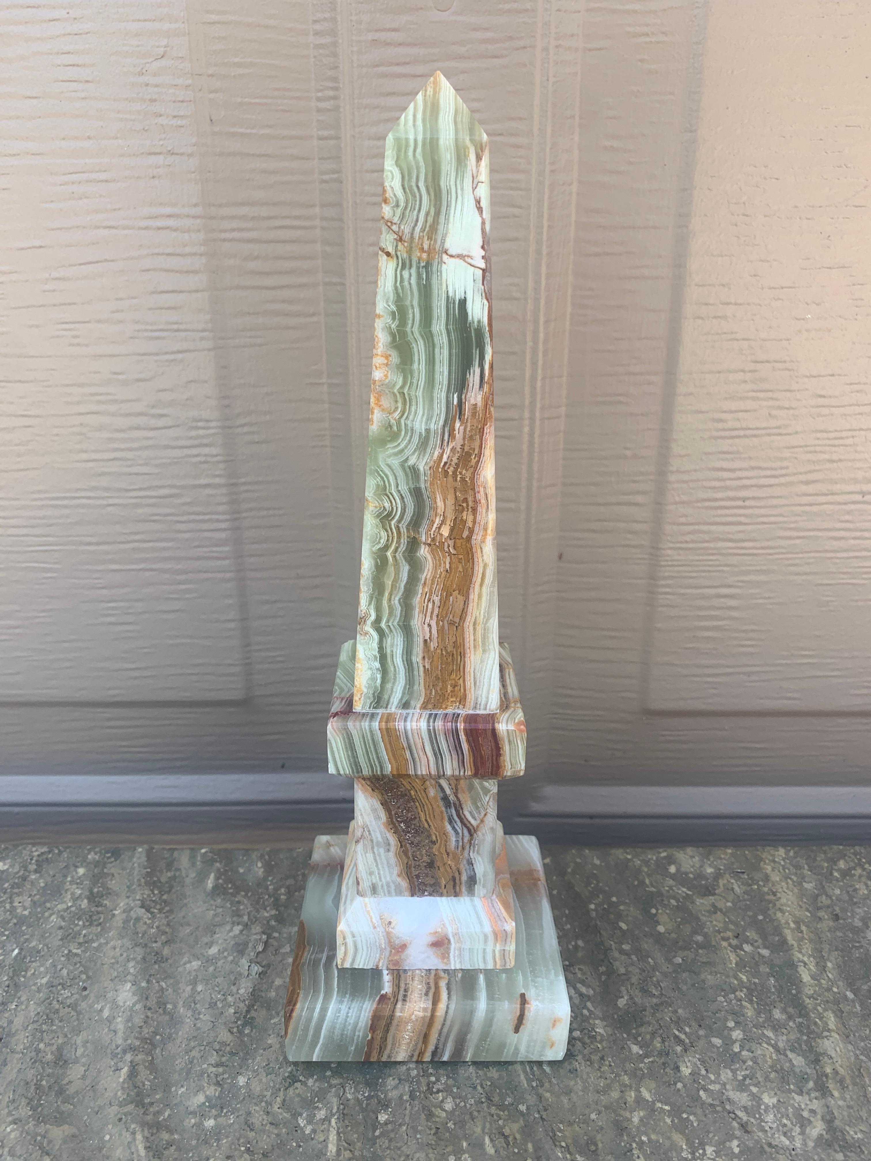 Obelisco neoclásico de mármol macizo ónice verde y marrón Mármol en venta
