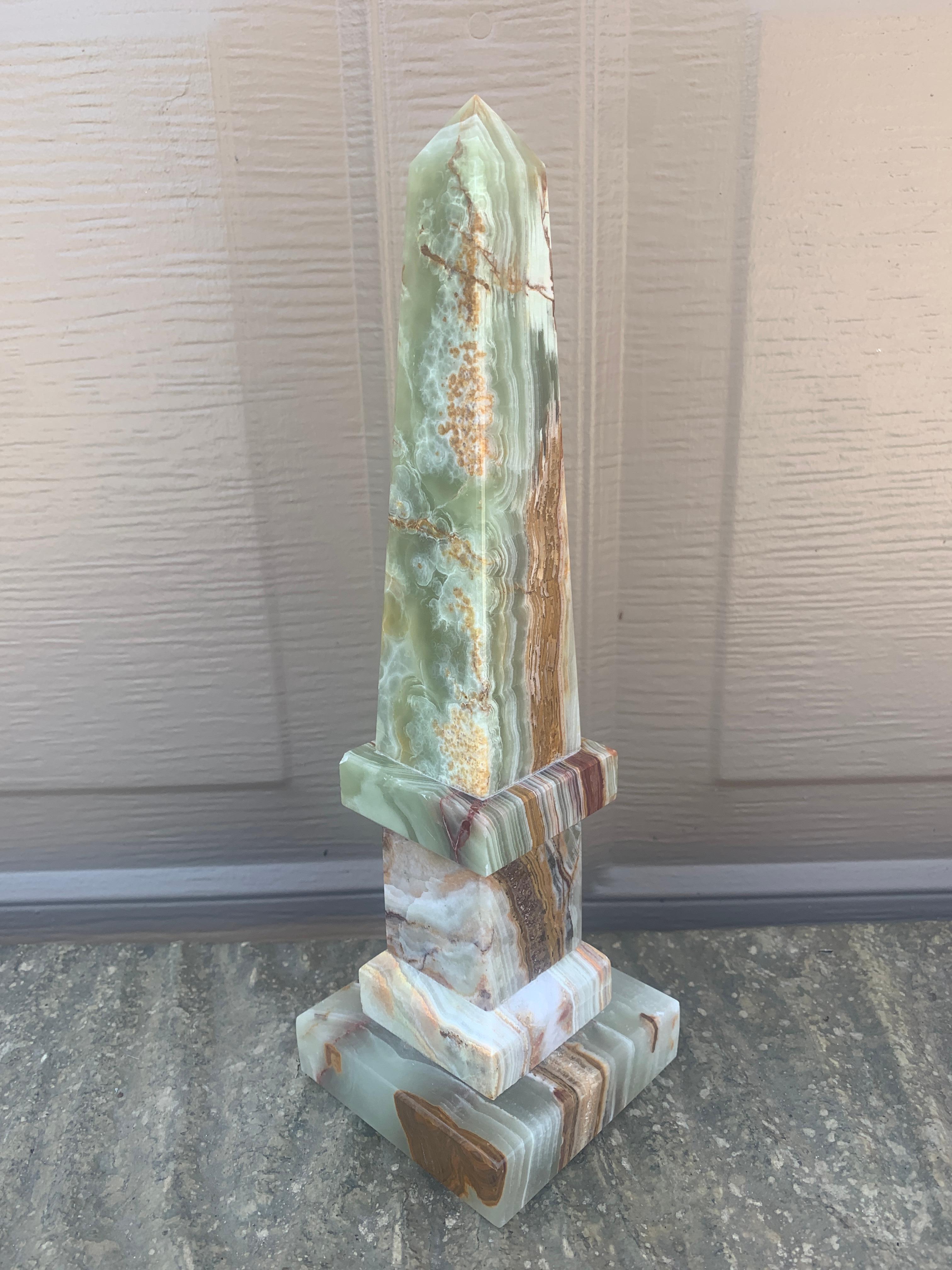 Obelisco neoclásico de mármol macizo ónice verde y marrón en venta 1