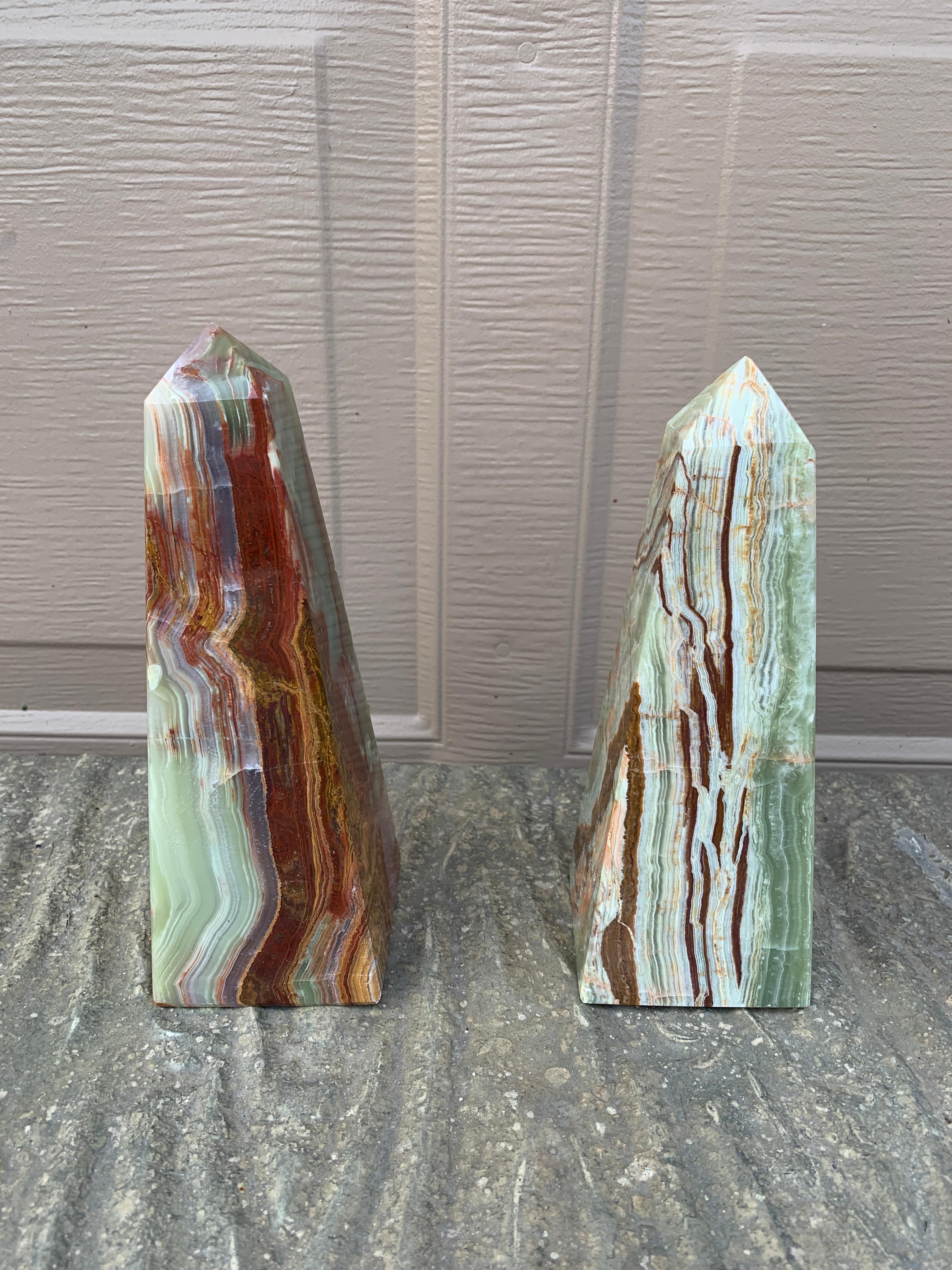 A stunning pair of neoclassical or Grand Tour style solid marble onyx green & brown obelisks

Measures: 3