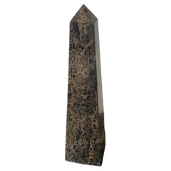 Obelisco neoclassico in marmo massiccio nero e marrone