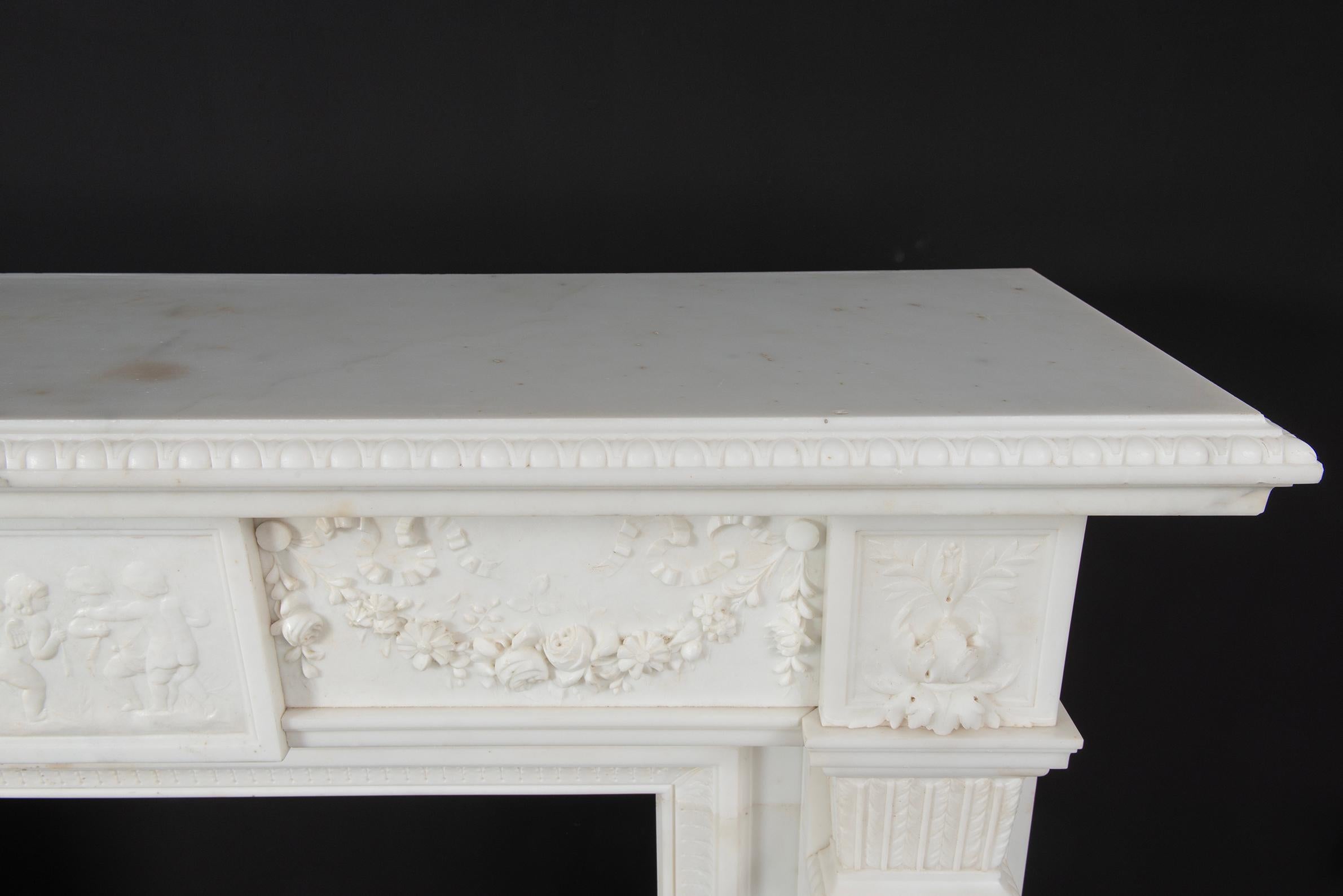 Neoclassical Statuary Marble Mantelpiece In Good Condition For Sale In Haarlem, Noord-Holland