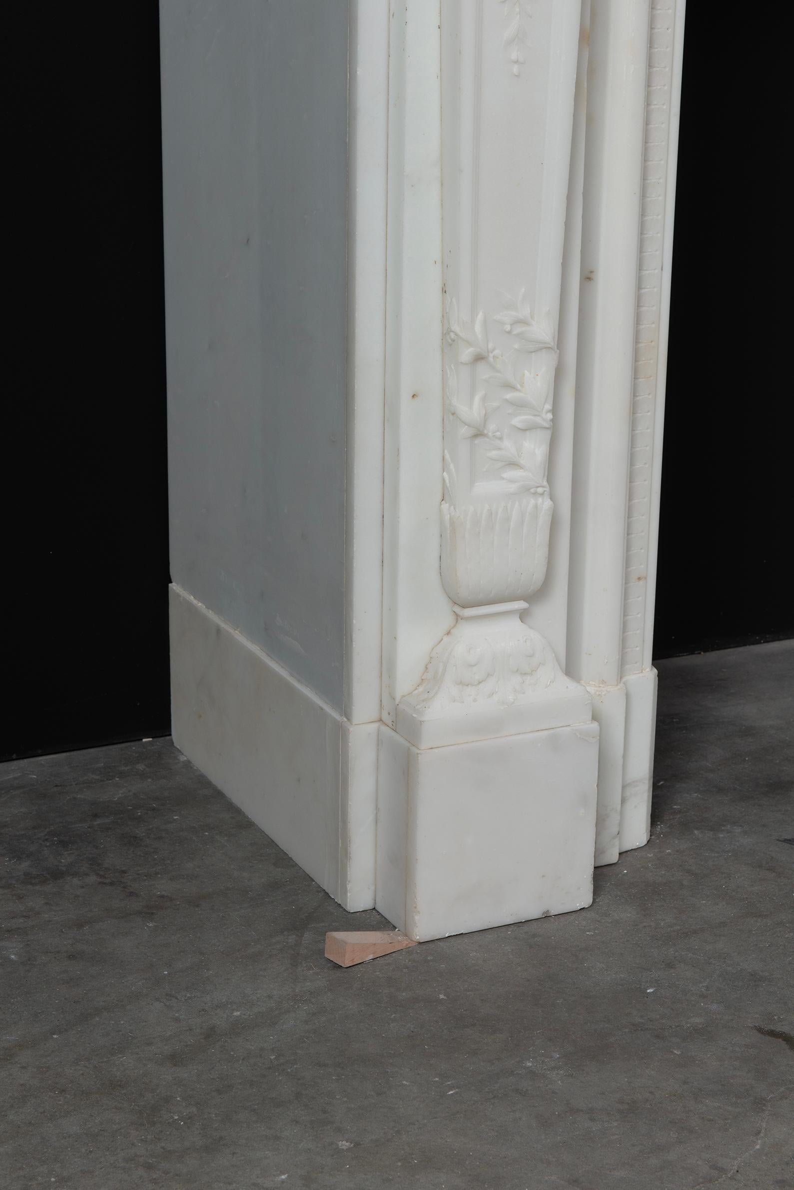 Neoclassical Statuary Marble Mantelpiece For Sale 1
