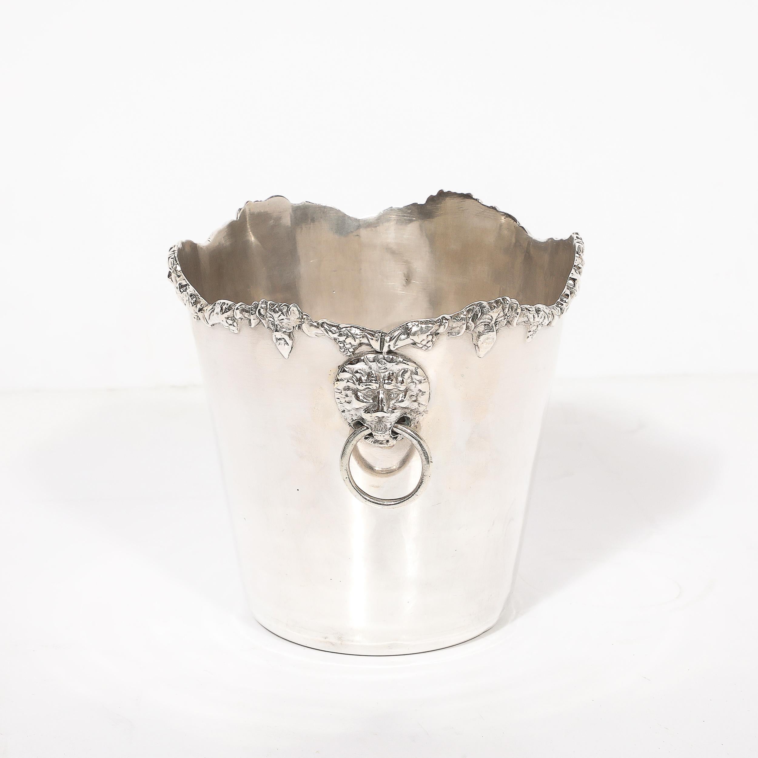 Adopta la grandeza de una época pasada con esta exquisita Cubitera Neoclásica de Plata de Ley, fabricada por la distinguida James Deakin & Sons en la Inglaterra del siglo XIX. Esta opulenta pieza encarna la elegancia clásica y la artesanía