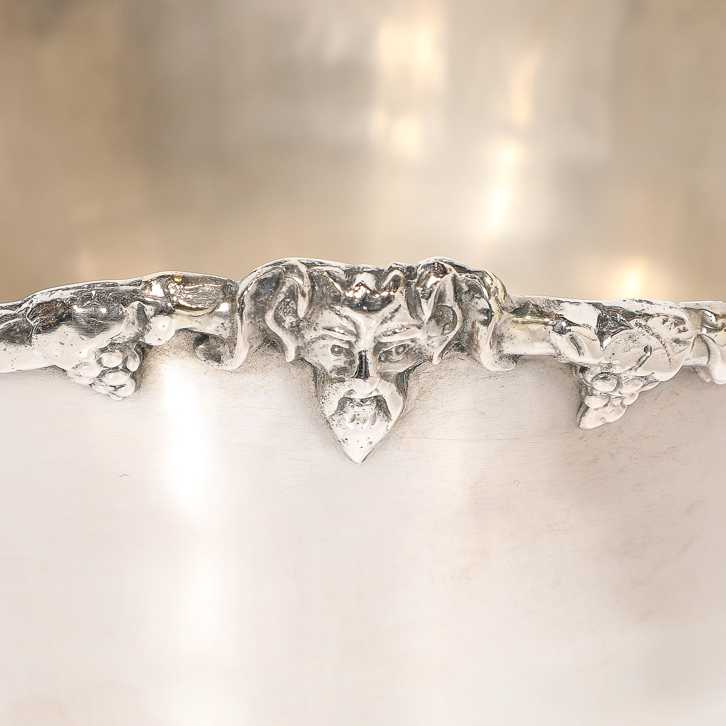 Cubitera neoclásica Baco de plata de ley firmada James Deakin & Sons en Bueno estado para la venta en New York, NY