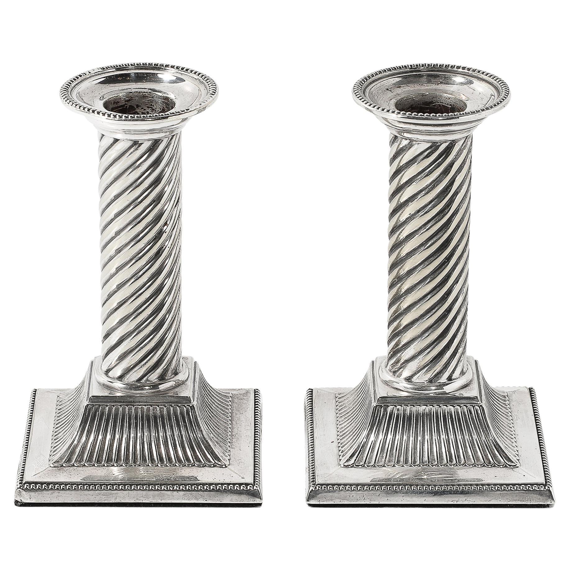 Candelabros neoclásicos de columna estriada y espiral de plata de ley