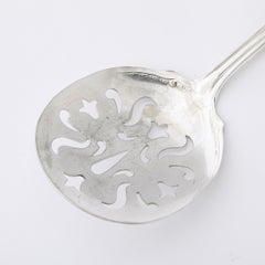 Neoklassische Sterling Silber durchbohrt Servierlöffel w / Naturalist Relief Handle