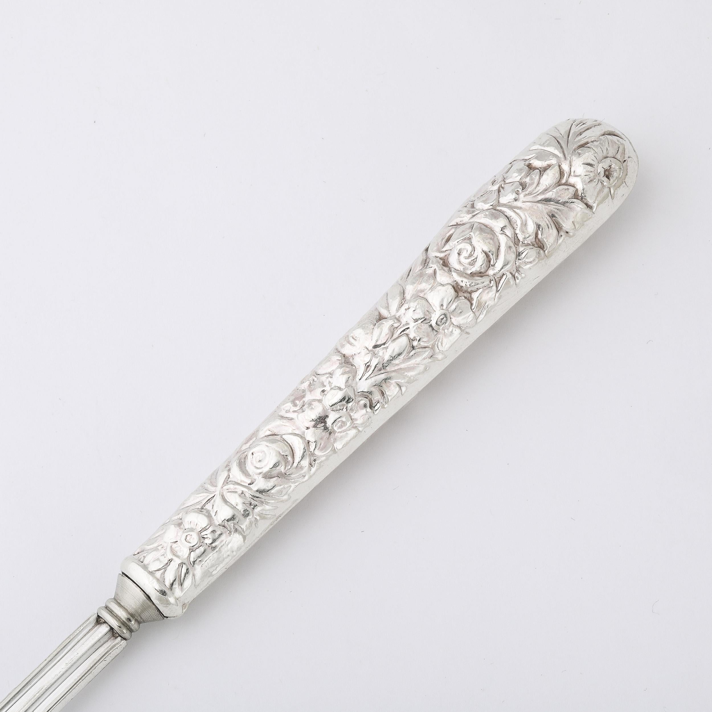 Cuchara perforada neoclásica de plata de ley con mango en relieve naturalista Neoclásico en venta
