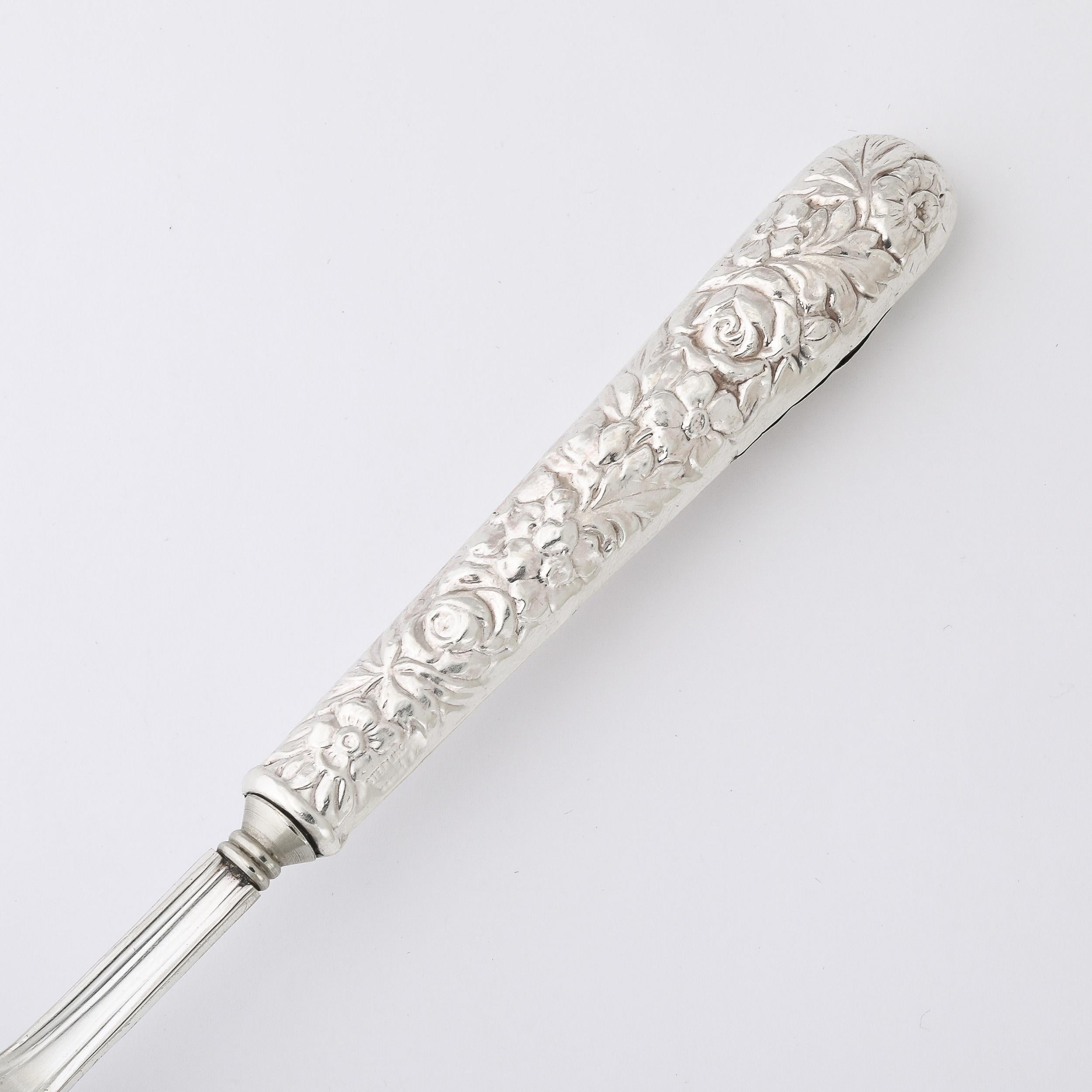 Neoclassical Sterling Silver Pierced Serving Spoon w/ Naturalist Relief Handle  In Excellent Condition For Sale In New York, NY