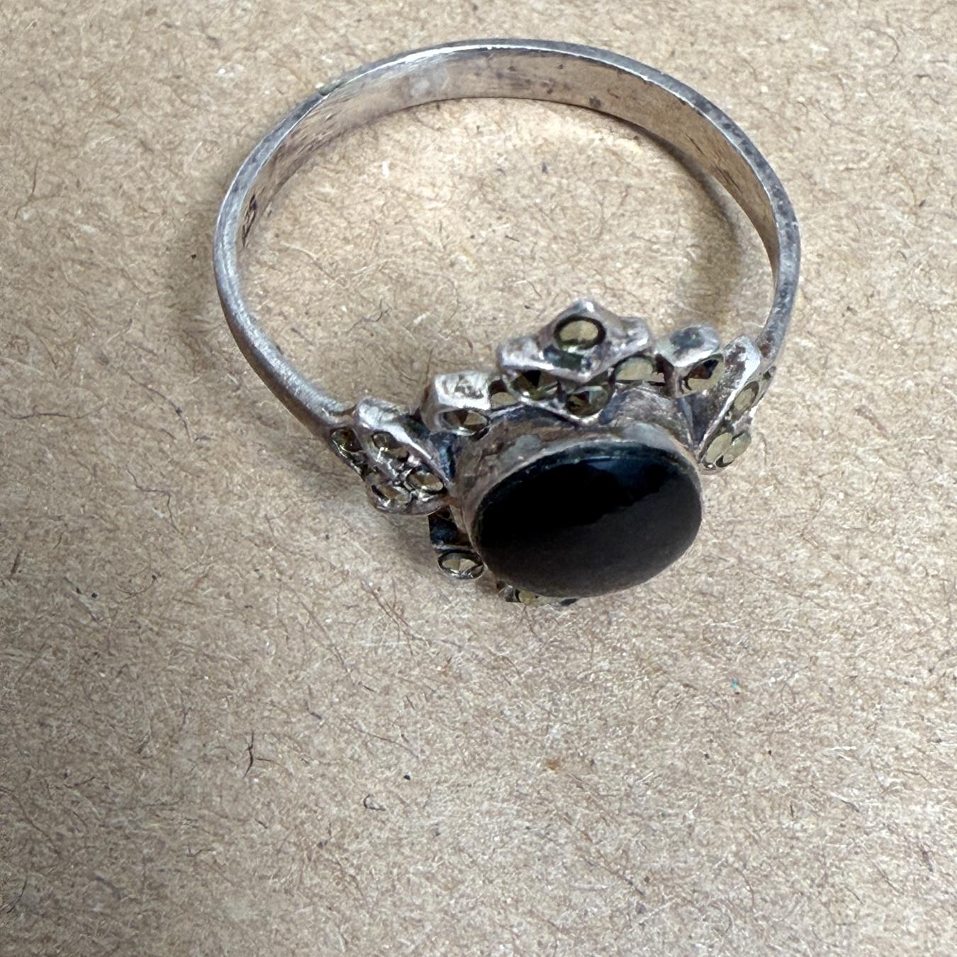 Bague néoclassique en argent sterling
Estampillé 925
.75 diam x .63 W
taille 8
Vintage By
Se référer aux images listées