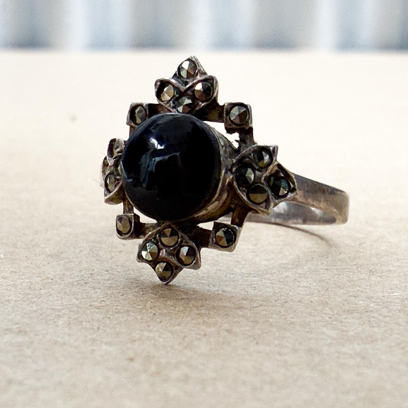 Bague néoclassique obsidienne noire en argent sterling Bon état - En vente à Chula Vista, CA