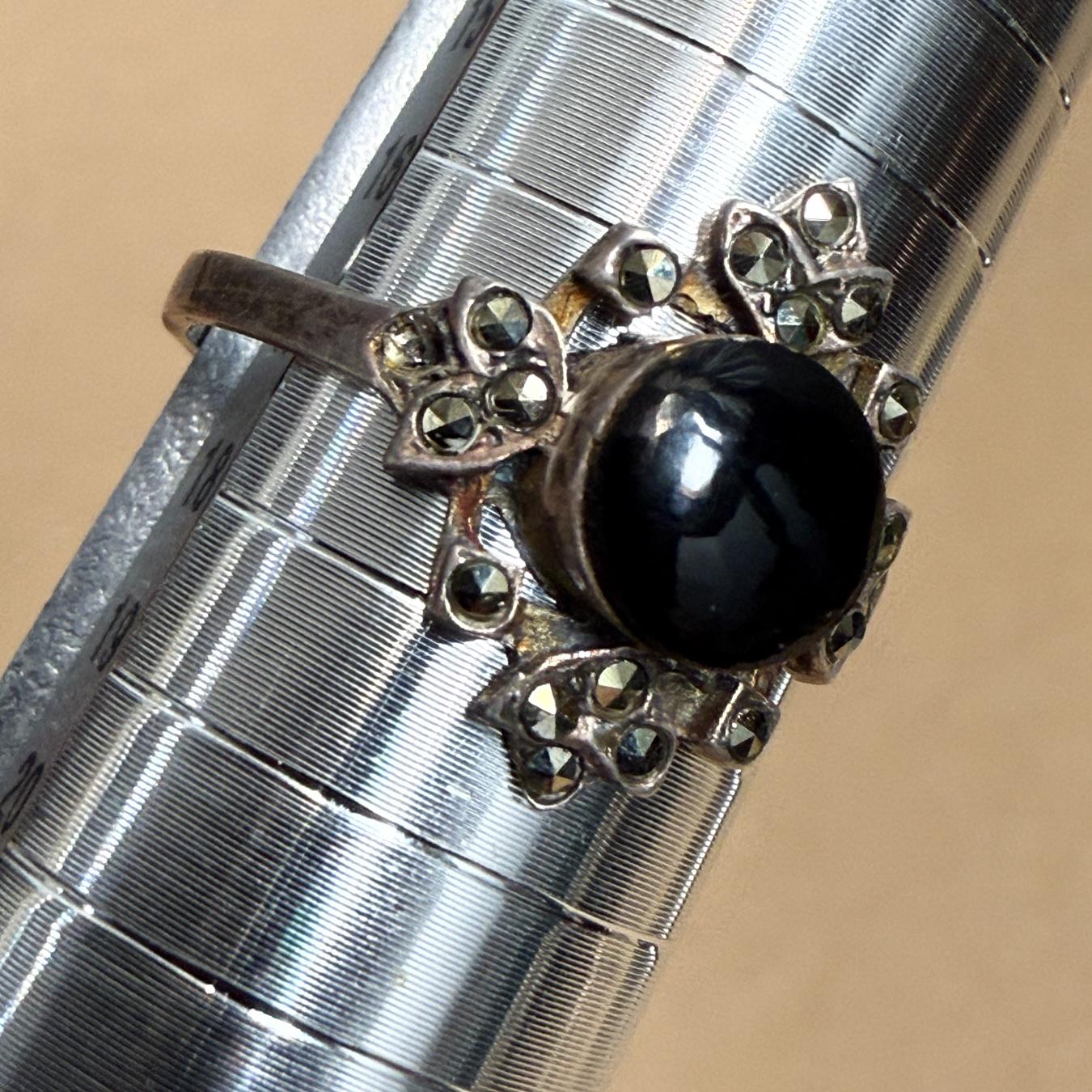Bague néoclassique obsidienne noire en argent sterling en vente 1