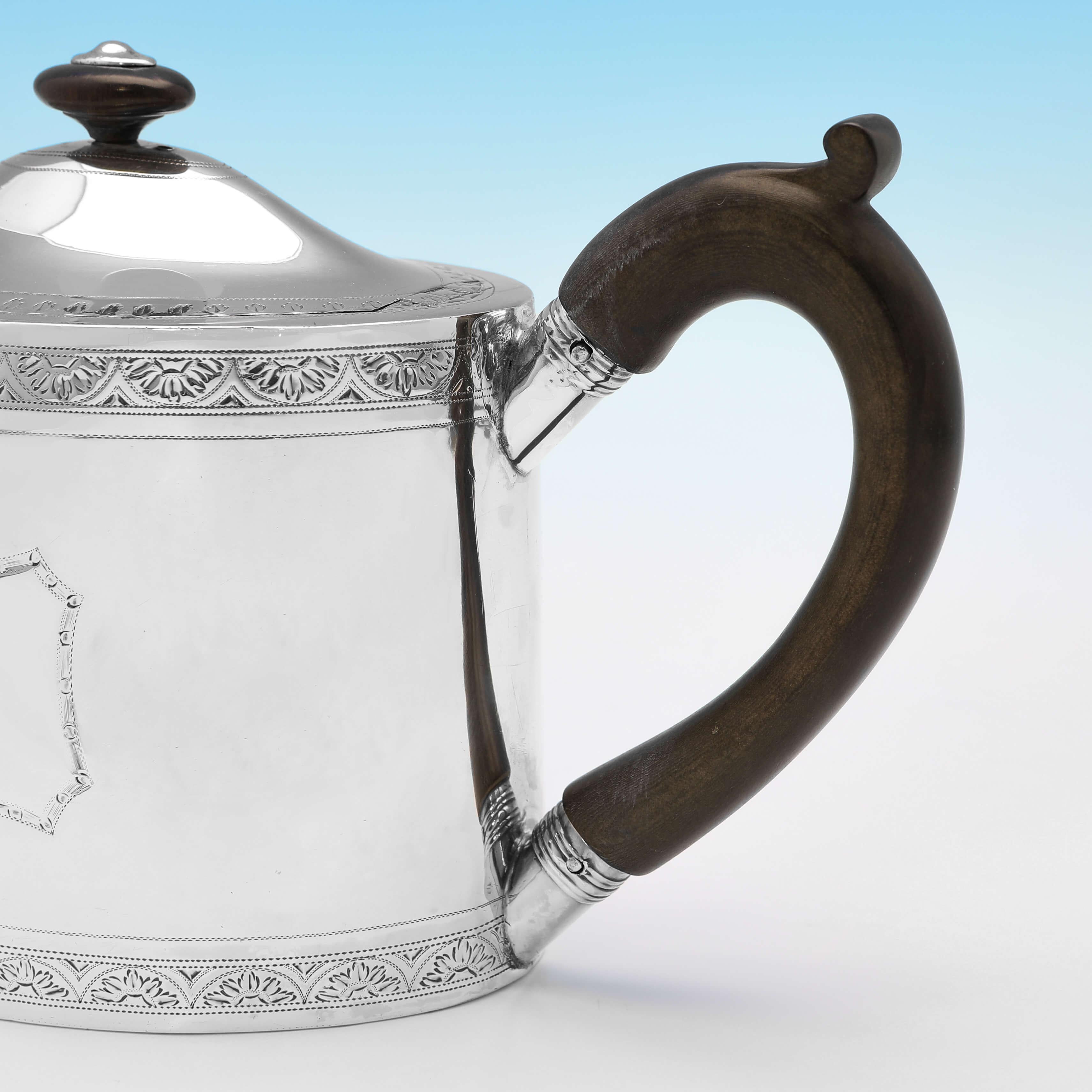 George III Neoclassical Sterling Silver Teapot & Stand - Hallmarked in 1793 - Henry Chawner For Sale