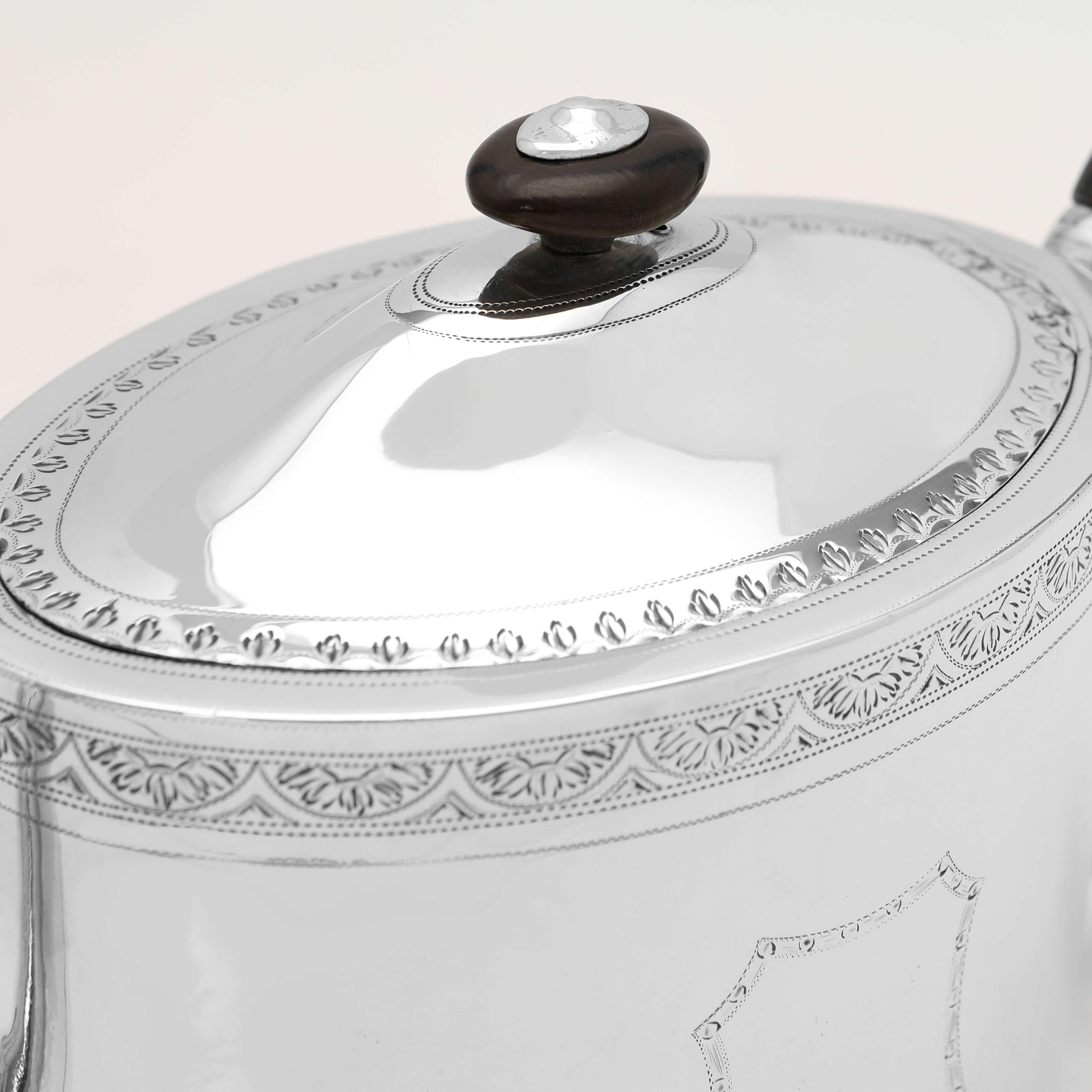 Neoclassical Sterling Silver Teapot & Stand - Hallmarked in 1793 - Henry Chawner In Good Condition For Sale In London, London